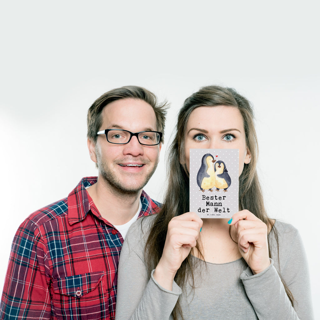 Postkarte Pinguin Bester Mann der Welt Geschenkkarte, Grußkarte, Karte, Einladung, Ansichtskarte, Geburtstagskarte, Einladungskarte, für, Dankeschön, Geschenk, Schenken, Geburtstag, Geburtstagsgeschenk, Geschenkidee, Danke, Bedanken, Mitbringsel, Freude machen, Geschenktipp, Ehemann, Beste, Mann, Partner, Freund, Traummann, Liebling, Ehepartner, Ehe, Gatte, Lebensgefährte, Bräutigam, Kleinigkeit