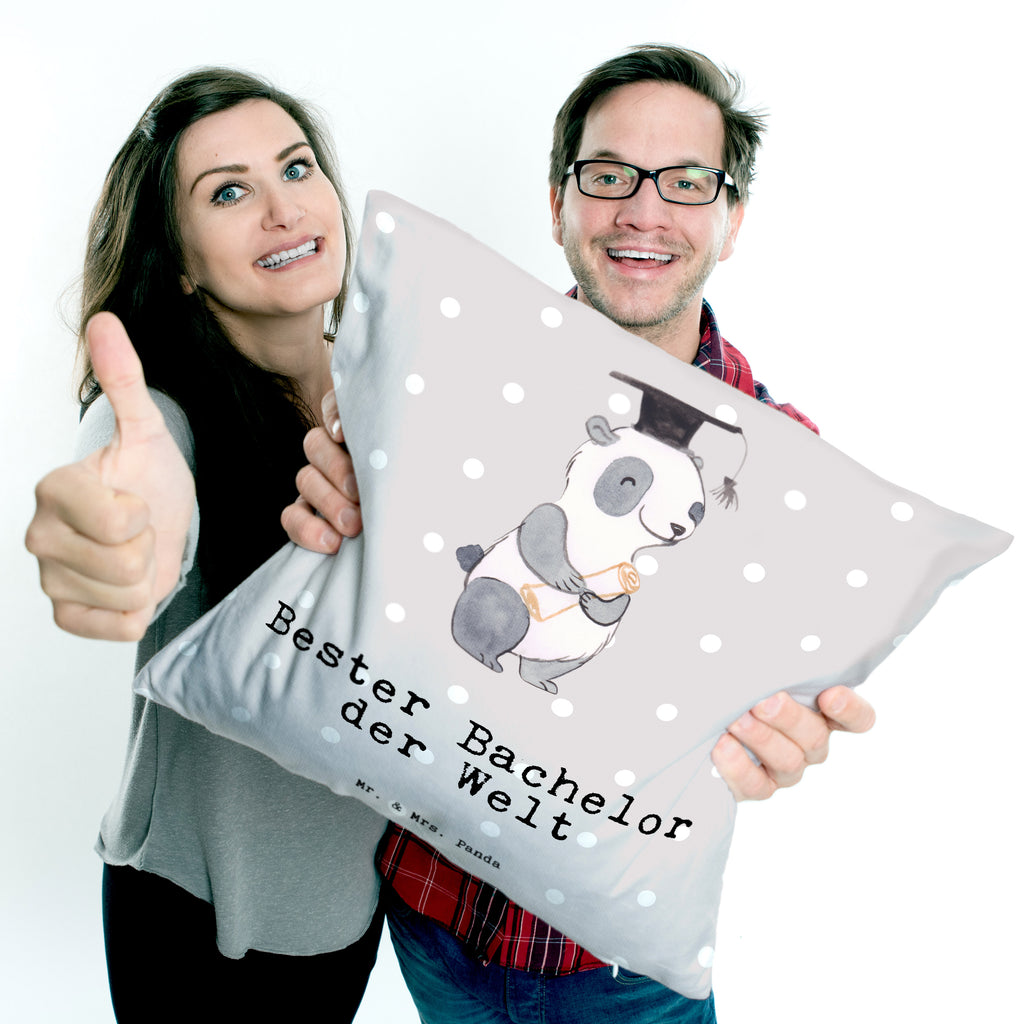 40x40 Kissen Panda Bester Bachelor der Welt Kissenhülle, Kopfkissen, Sofakissen, Dekokissen, Motivkissen, für, Dankeschön, Geschenk, Schenken, Geburtstag, Geburtstagsgeschenk, Geschenkidee, Danke, Bedanken, Mitbringsel, Freude machen, Geschenktipp, Bachelor, Student, Studium, Sohn, Spaß, Musterschüler, lustig, Studienabschluss, witzig, Universität, Abschluss, Alumni, Uni, Studenten, Hochschule