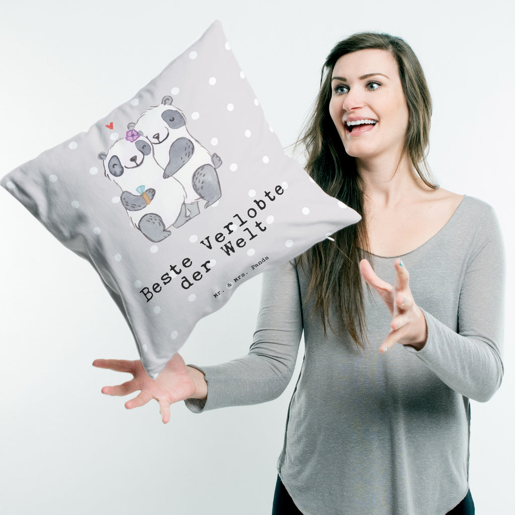 40x40 Kissen Panda Beste Verlobte der Welt Kissenhülle, Kopfkissen, Sofakissen, Dekokissen, Motivkissen, für, Dankeschön, Geschenk, Schenken, Geburtstag, Geburtstagsgeschenk, Geschenkidee, Danke, Bedanken, Mitbringsel, Freude machen, Geschenktipp, Verlobte, Verloben, Verlobung, Traumfrau, Frau, Freundin, Ehefrau, Zukünftige, Hochzeit, Ehe