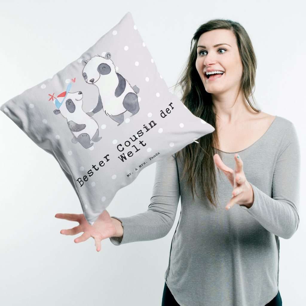 40x40 Kissen Panda Bester Cousin der Welt Kissenhülle, Kopfkissen, Sofakissen, Dekokissen, Motivkissen, für, Dankeschön, Geschenk, Schenken, Geburtstag, Geburtstagsgeschenk, Geschenkidee, Danke, Bedanken, Mitbringsel, Freude machen, Geschenktipp, Cousin, Kousin, Vetter, Sohn von Onkel, Sohn von Tante, Familie, Verwandtschaft, Cousine