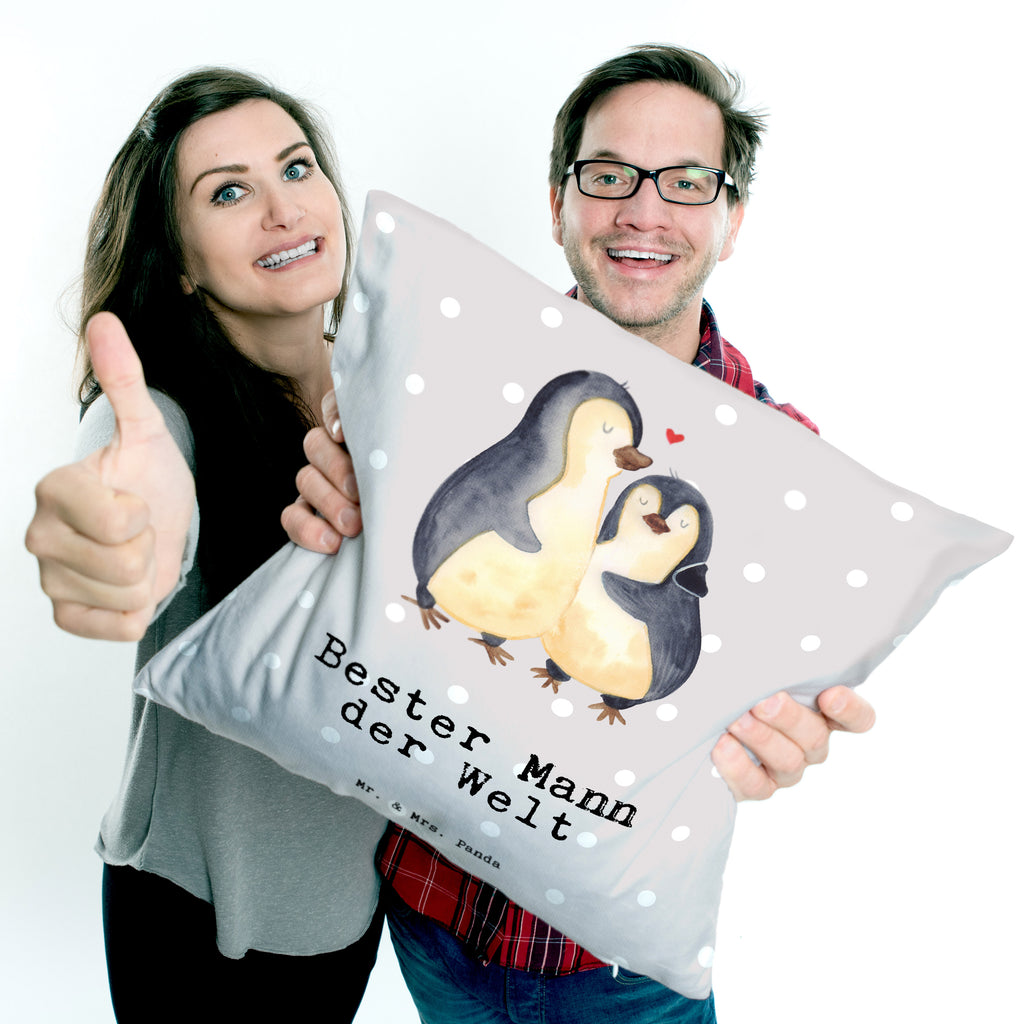 40x40 Kissen Pinguin Bester Mann der Welt Kissenhülle, Kopfkissen, Sofakissen, Dekokissen, Motivkissen, für, Dankeschön, Geschenk, Schenken, Geburtstag, Geburtstagsgeschenk, Geschenkidee, Danke, Bedanken, Mitbringsel, Freude machen, Geschenktipp, Ehemann, Beste, Mann, Partner, Freund, Traummann, Liebling, Ehepartner, Ehe, Gatte, Lebensgefährte, Bräutigam, Kleinigkeit