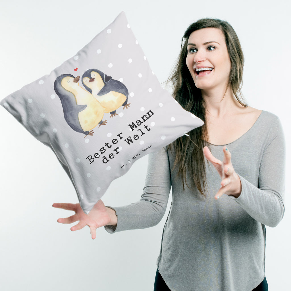 40x40 Kissen Pinguin Bester Mann der Welt Kissenhülle, Kopfkissen, Sofakissen, Dekokissen, Motivkissen, für, Dankeschön, Geschenk, Schenken, Geburtstag, Geburtstagsgeschenk, Geschenkidee, Danke, Bedanken, Mitbringsel, Freude machen, Geschenktipp, Ehemann, Beste, Mann, Partner, Freund, Traummann, Liebling, Ehepartner, Ehe, Gatte, Lebensgefährte, Bräutigam, Kleinigkeit