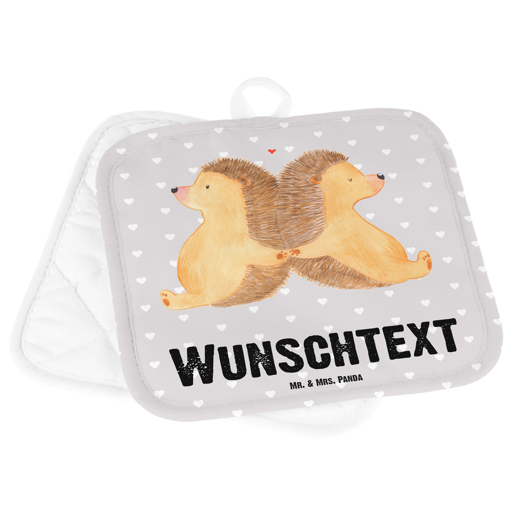 Personalisierte Topflappen Igel händchenhaltend Topflappen personalisiert, Personalisierte Topfuntersetzer, Personalisierter Ofenhandschuh, Topflappen Set personalisiert, Topflappen mit Namen, Namensaufdruck, Liebe, Partner, Freund, Freundin, Ehemann, Ehefrau, Heiraten, Verlobung, Heiratsantrag, Liebesgeschenk, Jahrestag, Hocheitstag, Igel, Igelliebe, Hand in Hand, Liebesbeweis, große Liebe, Liebesbotschaft, Hochzeit, Lieblingsmensch, Gemeinsamkeit, Love, Geschenk für zwei