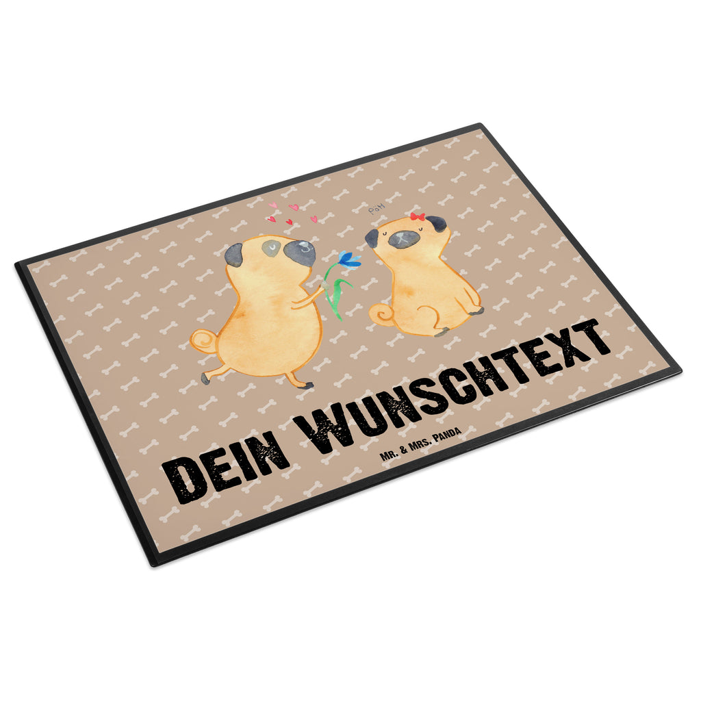 Personalisierte Schreibtischunterlage Mops verliebt Personalisierte Schreibunterlage, Personalisierte Schreibtischauflage, Personalisierte Schreibtisch Unterlagen, Schreibunterlage mit Namen, Schreibtischauflage  mit Namen, Schreibtisch Unterlagen mit Namen, Selbst gestalten, Namensaufdruck, Namenspersonalisierung, Hund, Hundemotiv, Haustier, Hunderasse, Tierliebhaber, Hundebesitzer, Sprüche, Mops, Möpse, Hundeliebe, verliebt, Liebe, Liebesspruch. Verlobt, Geschenk Freund, Partner