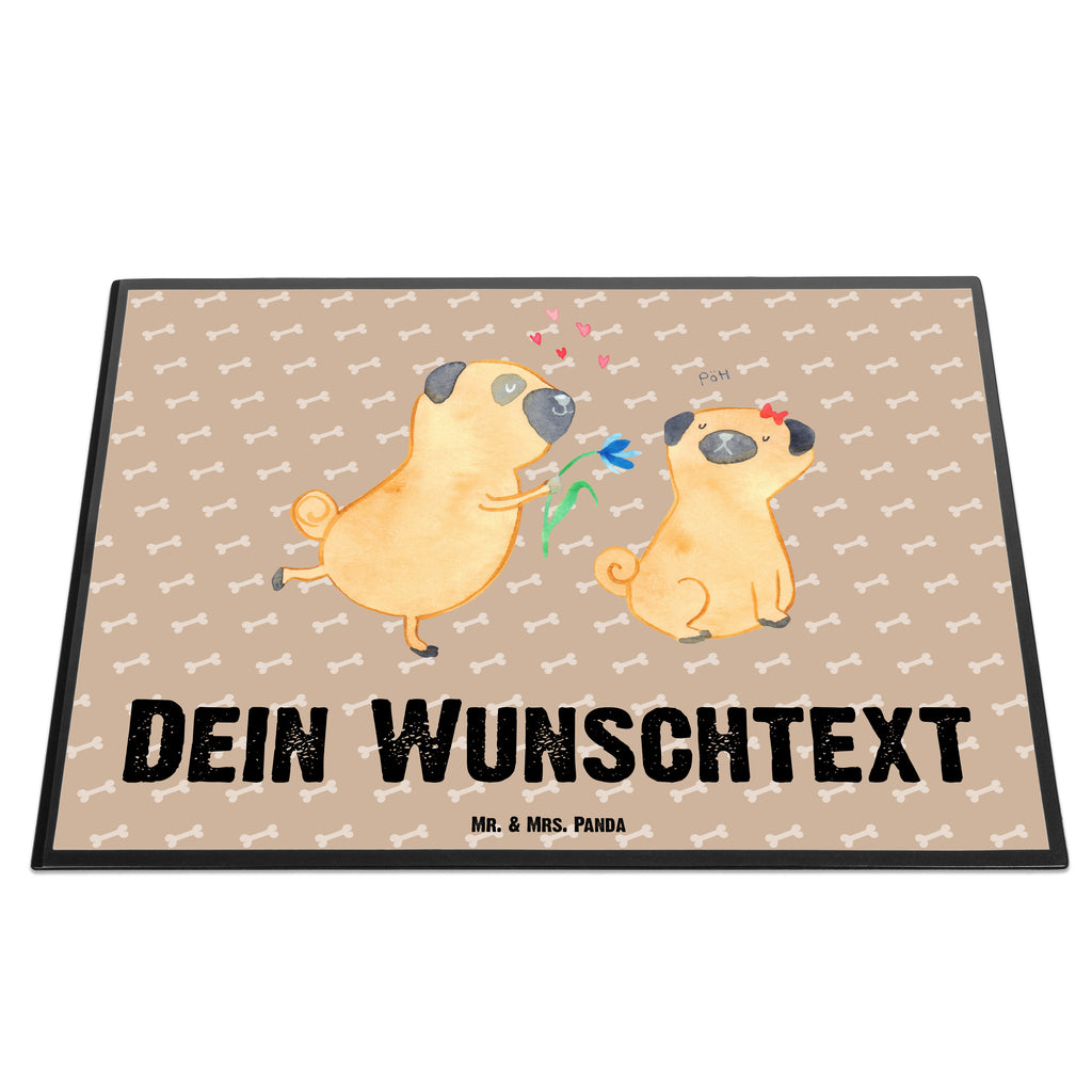 Personalisierte Schreibtischunterlage Mops verliebt Personalisierte Schreibunterlage, Personalisierte Schreibtischauflage, Personalisierte Schreibtisch Unterlagen, Schreibunterlage mit Namen, Schreibtischauflage  mit Namen, Schreibtisch Unterlagen mit Namen, Selbst gestalten, Namensaufdruck, Namenspersonalisierung, Hund, Hundemotiv, Haustier, Hunderasse, Tierliebhaber, Hundebesitzer, Sprüche, Mops, Möpse, Hundeliebe, verliebt, Liebe, Liebesspruch. Verlobt, Geschenk Freund, Partner