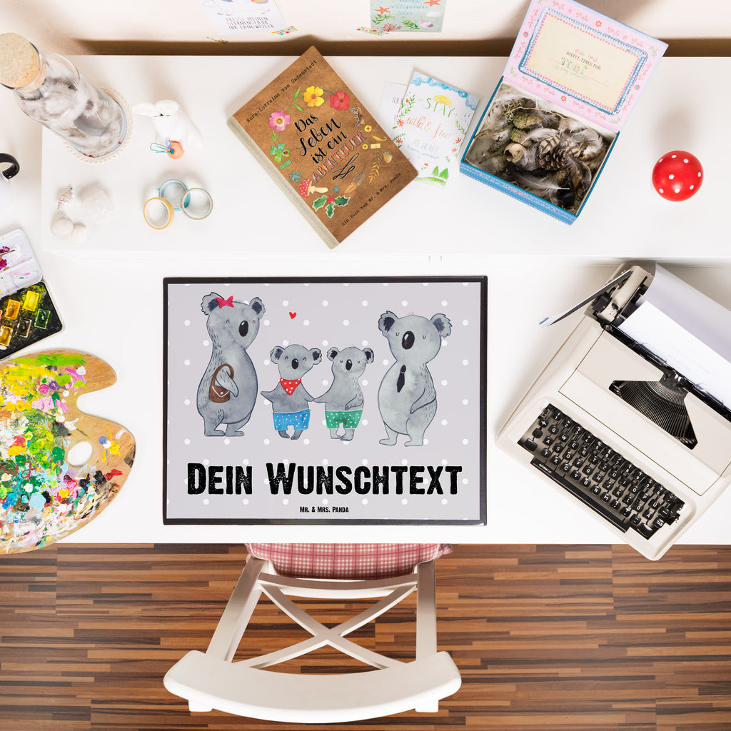 Personalisierte Schreibtischunterlage Koala Familie zwei Personalisierte Schreibunterlage, Personalisierte Schreibtischauflage, Personalisierte Schreibtisch Unterlagen, Schreibunterlage mit Namen, Schreibtischauflage  mit Namen, Schreibtisch Unterlagen mit Namen, Selbst gestalten, Namensaufdruck, Namenspersonalisierung, Familie, Vatertag, Muttertag, Bruder, Schwester, Mama, Papa, Oma, Opa, Koala, Koalabär, beste Familie, Familienzeit, Familienleben, Koalafamilie, Lieblingsfamilie