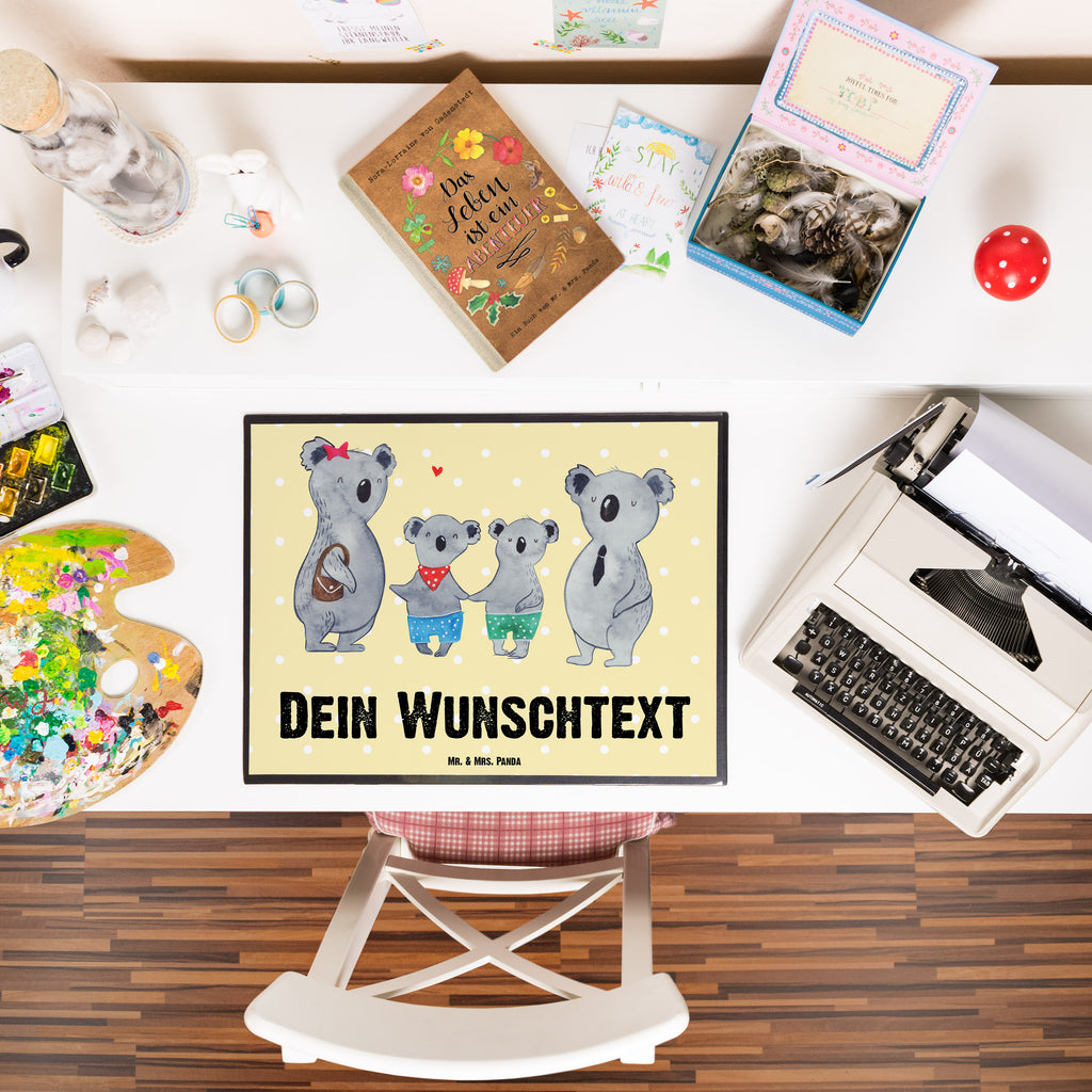 Personalisierte Schreibtischunterlage Koala Familie zwei Personalisierte Schreibunterlage, Personalisierte Schreibtischauflage, Personalisierte Schreibtisch Unterlagen, Schreibunterlage mit Namen, Schreibtischauflage  mit Namen, Schreibtisch Unterlagen mit Namen, Selbst gestalten, Namensaufdruck, Namenspersonalisierung, Familie, Vatertag, Muttertag, Bruder, Schwester, Mama, Papa, Oma, Opa, Koala, Koalabär, beste Familie, Familienzeit, Familienleben, Koalafamilie, Lieblingsfamilie