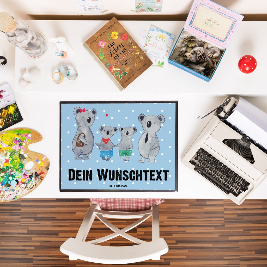 Personalisierte Schreibtischunterlage Koala Familie zwei Personalisierte Schreibunterlage, Personalisierte Schreibtischauflage, Personalisierte Schreibtisch Unterlagen, Schreibunterlage mit Namen, Schreibtischauflage  mit Namen, Schreibtisch Unterlagen mit Namen, Selbst gestalten, Namensaufdruck, Namenspersonalisierung, Familie, Vatertag, Muttertag, Bruder, Schwester, Mama, Papa, Oma, Opa, Koala, Koalabär, beste Familie, Familienzeit, Familienleben, Koalafamilie, Lieblingsfamilie