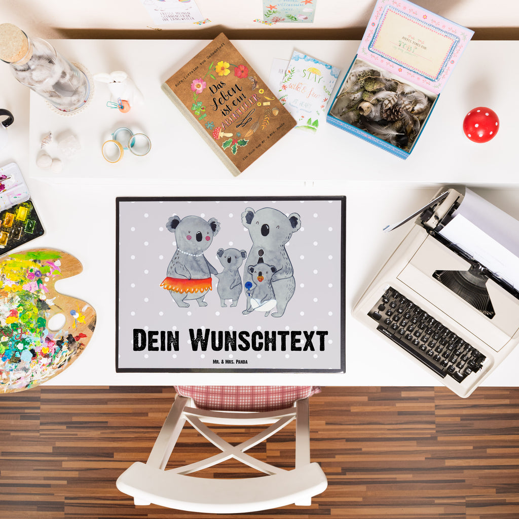 Personalisierte Schreibtischunterlage Koala Familie Personalisierte Schreibunterlage, Personalisierte Schreibtischauflage, Personalisierte Schreibtisch Unterlagen, Schreibunterlage mit Namen, Schreibtischauflage  mit Namen, Schreibtisch Unterlagen mit Namen, Selbst gestalten, Namensaufdruck, Namenspersonalisierung, Familie, Vatertag, Muttertag, Bruder, Schwester, Mama, Papa, Oma, Opa, Koala, Koalas, Family, Kinder, Geschwister, Familienleben