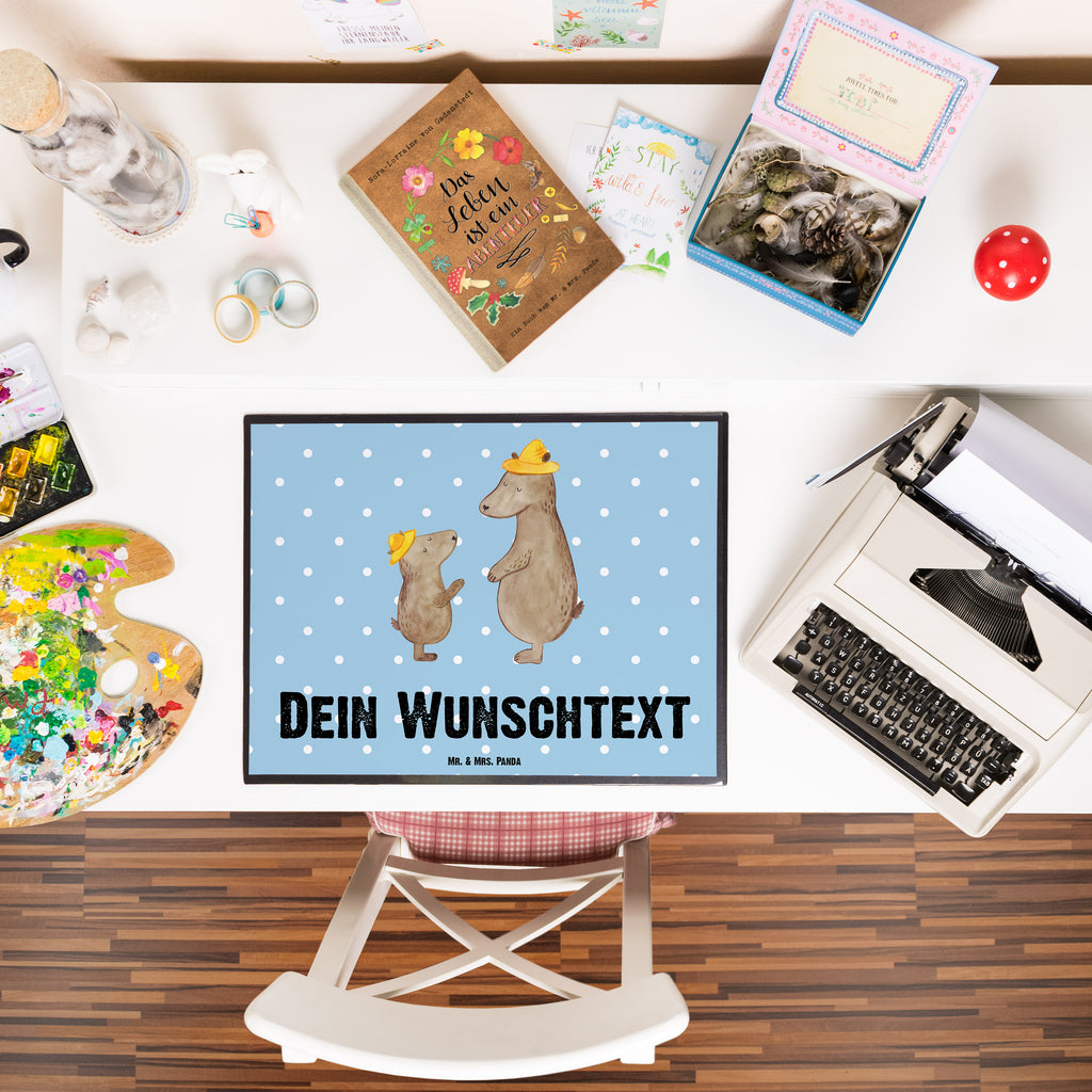Personalisierte Schreibtischunterlage Bären mit Hut Personalisierte Schreibunterlage, Personalisierte Schreibtischauflage, Personalisierte Schreibtisch Unterlagen, Schreibunterlage mit Namen, Schreibtischauflage  mit Namen, Schreibtisch Unterlagen mit Namen, Selbst gestalten, Namensaufdruck, Namenspersonalisierung, Familie, Vatertag, Muttertag, Bruder, Schwester, Mama, Papa, Oma, Opa, Bär, Bären, Vater, Papi, Paps, Dad, Daddy, Lieblingsmensch, Sohn, Söhne, Kind, Kinder, Vater-Sohn, Family, Vorbild