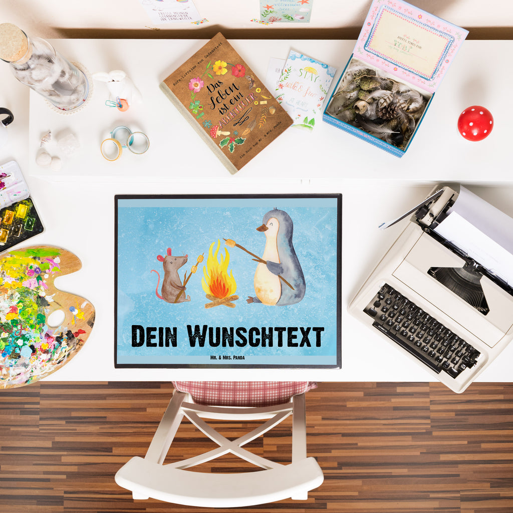 Personalisierte Schreibtischunterlage Pinguin Lagerfeuer Personalisierte Schreibunterlage, Personalisierte Schreibtischauflage, Personalisierte Schreibtisch Unterlagen, Schreibunterlage mit Namen, Schreibtischauflage  mit Namen, Schreibtisch Unterlagen mit Namen, Selbst gestalten, Namensaufdruck, Namenspersonalisierung, Pinguin, Maus, Pinguine, Lagerfeuer, Leben, Arbeit, Job, Motivation, Büro, Büroalltag, Lebensspruch, Lebensmotivation, Neustart, Liebe, grillen, Feuer, Marshmallows