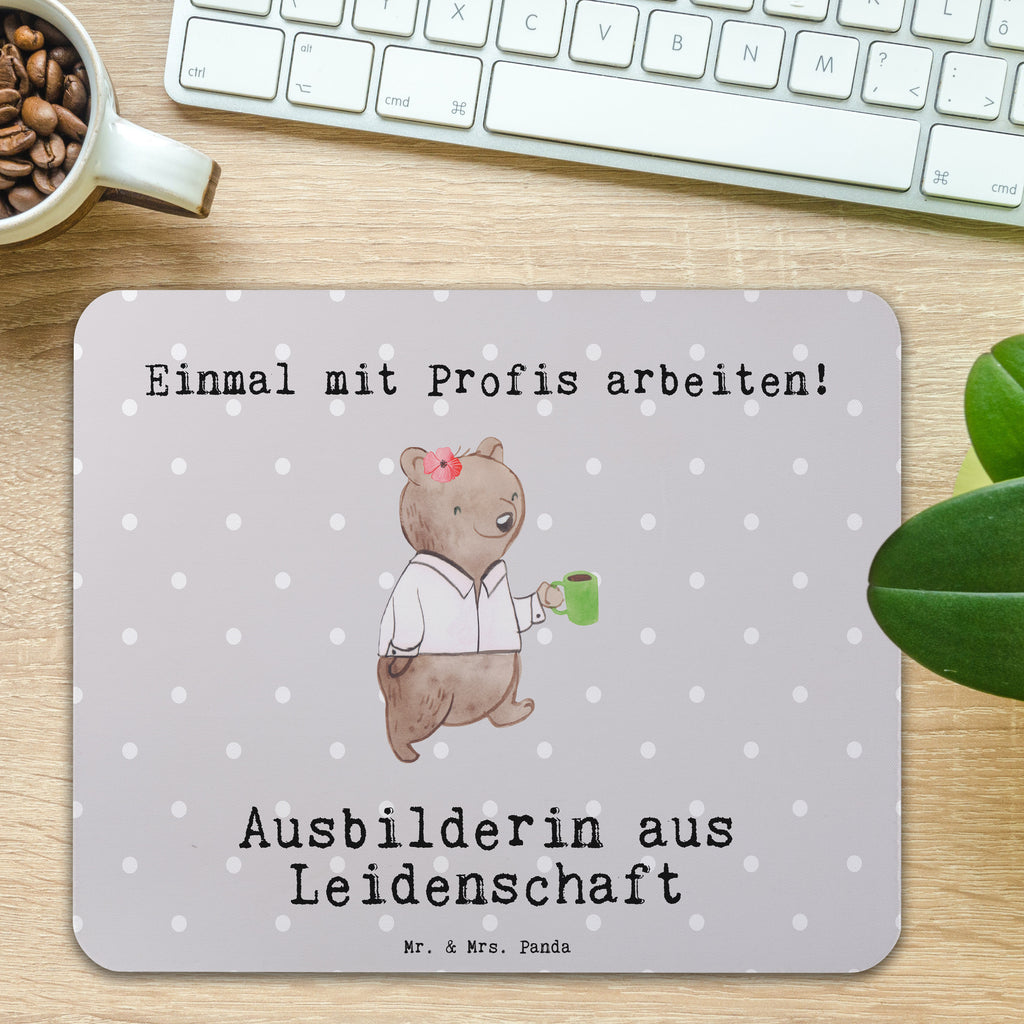 Mauspad Ausbilderin aus Leidenschaft Mousepad, Computer zubehör, Büroausstattung, PC Zubehör, Arbeitszimmer, Mauspad, Einzigartiges Mauspad, Designer Mauspad, Beruf, Ausbildung, Jubiläum, Abschied, Rente, Kollege, Kollegin, Geschenk, Schenken, Arbeitskollege, Mitarbeiter, Firma, Danke, Dankeschön, Ausbilderin, Tutorin, Ausbilderprüfung