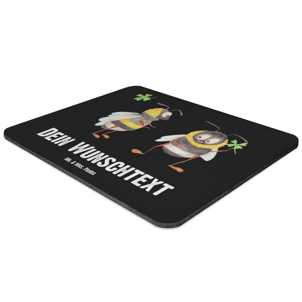 Personalisiertes Mauspad Bienen Paar Personalisiertes Mousepad, Personalisiertes Mouse Pad, Personalisiertes Mauspad, Mauspad mit Namen, Mousepad mit Namen, Mauspad bedrucken, Mousepad bedrucken, Namensaufdruck, selbst bedrucken, Arbeitszimmer Geschenk, Büro Geschenk, Mouse Pad mit Namen, Selbst bedrucken, Individuelles Mauspad, Einzigartiges Mauspad, Mauspad mit Namen gestalten, Liebe, Partner, Freund, Freundin, Ehemann, Ehefrau, Heiraten, Verlobung, Heiratsantrag, Liebesgeschenk, Jahrestag, Hocheitstag, Valentinstag, Geschenk für Frauen, Hochzeitstag, Mitbringsel, Geschenk für Freundin, Geschenk für Partner, Liebesbeweis, für Männer, für Ehemann, Schildkröten, verliebte Schildkröten
