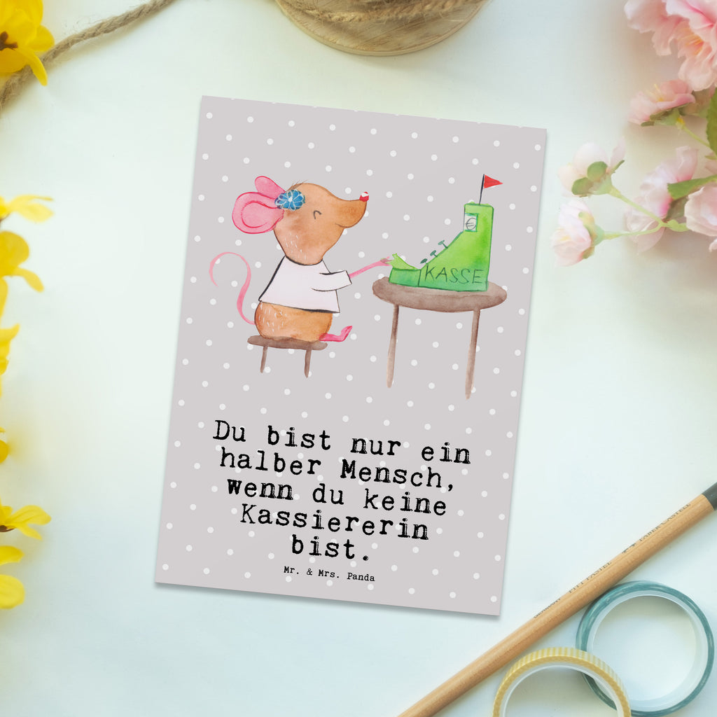 Postkarte Kassiererin mit Herz Geschenkkarte, Grußkarte, Karte, Einladung, Ansichtskarte, Geburtstagskarte, Einladungskarte, Beruf, Ausbildung, Jubiläum, Abschied, Rente, Kollege, Kollegin, Geschenk, Schenken, Arbeitskollege, Mitarbeiter, Firma, Danke, Dankeschön, Kassiererin, Kassenwartin, Mitarbeiterin Kasse