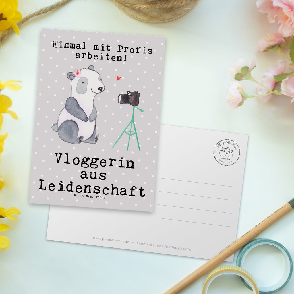 Postkarte Vloggerin aus Leidenschaft Geschenkkarte, Grußkarte, Karte, Einladung, Ansichtskarte, Geburtstagskarte, Einladungskarte, Dankeskarte, Beruf, Ausbildung, Jubiläum, Abschied, Rente, Kollege, Kollegin, Geschenk, Schenken, Arbeitskollege, Mitarbeiter, Firma, Danke, Dankeschön