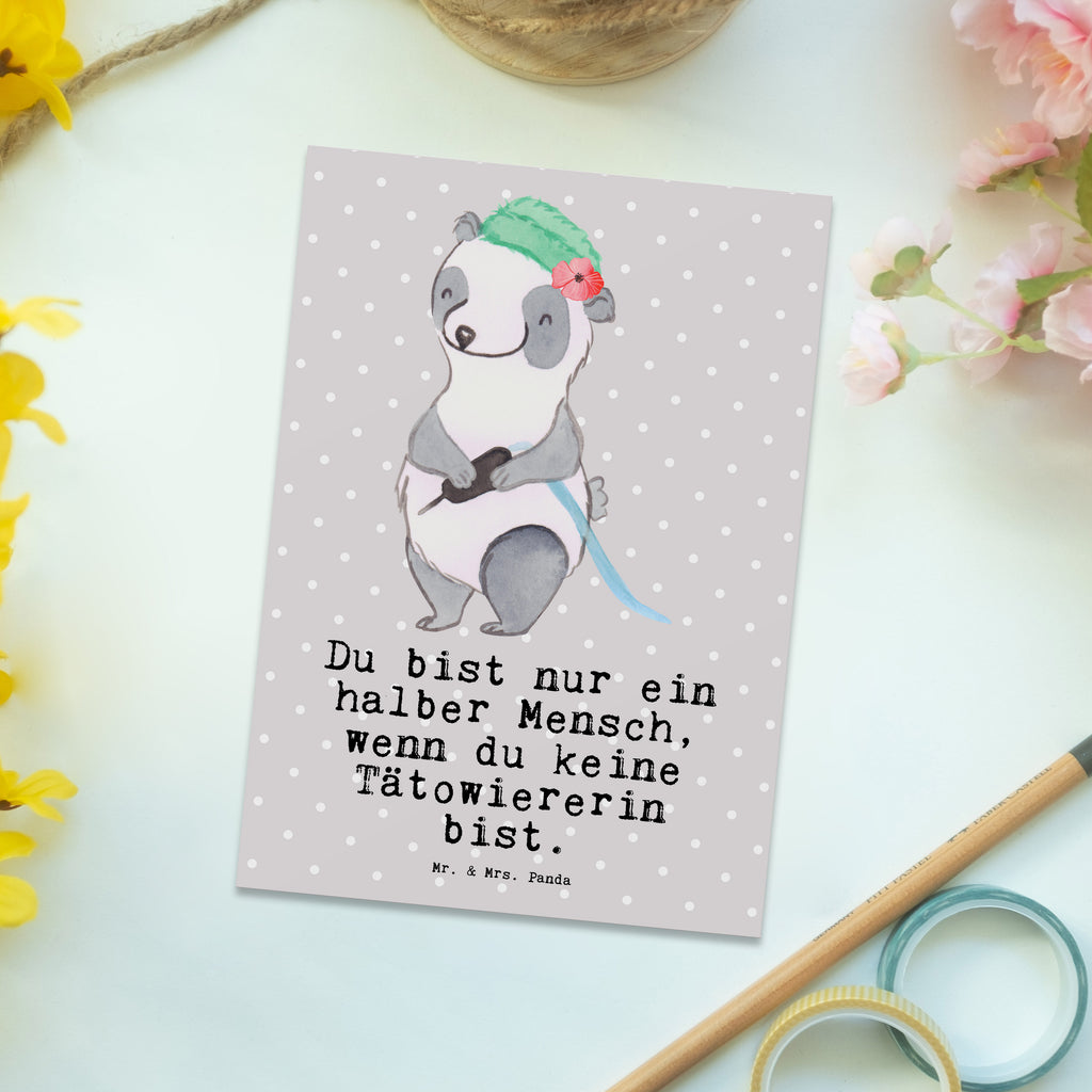 Postkarte Tätowiererin mit Herz Geschenkkarte, Grußkarte, Karte, Einladung, Ansichtskarte, Geburtstagskarte, Einladungskarte, Dankeskarte, Beruf, Ausbildung, Jubiläum, Abschied, Rente, Kollege, Kollegin, Geschenk, Schenken, Arbeitskollege, Mitarbeiter, Firma, Danke, Dankeschön