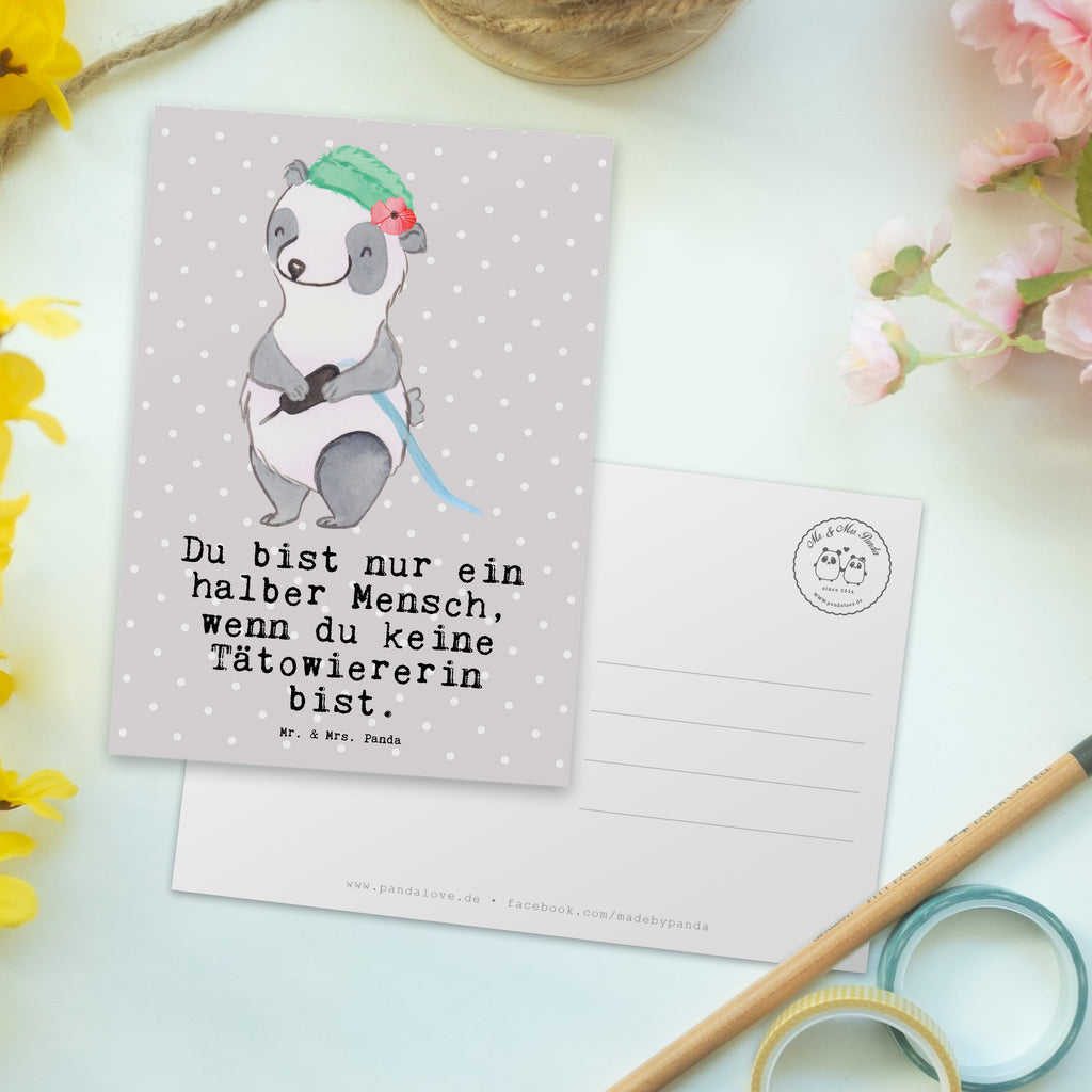 Postkarte Tätowiererin mit Herz Geschenkkarte, Grußkarte, Karte, Einladung, Ansichtskarte, Geburtstagskarte, Einladungskarte, Dankeskarte, Beruf, Ausbildung, Jubiläum, Abschied, Rente, Kollege, Kollegin, Geschenk, Schenken, Arbeitskollege, Mitarbeiter, Firma, Danke, Dankeschön