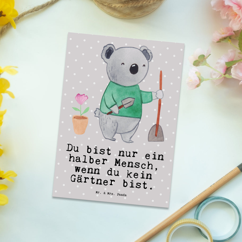 Postkarte Gärtner mit Herz Geschenkkarte, Grußkarte, Karte, Einladung, Ansichtskarte, Geburtstagskarte, Einladungskarte, Beruf, Ausbildung, Jubiläum, Abschied, Rente, Kollege, Kollegin, Geschenk, Schenken, Arbeitskollege, Mitarbeiter, Firma, Danke, Dankeschön, Gärtner, Gartenplaner, Gärtnerei, Gartenbau, Hobbygärtner, Garten- und Landschaftsbauer
