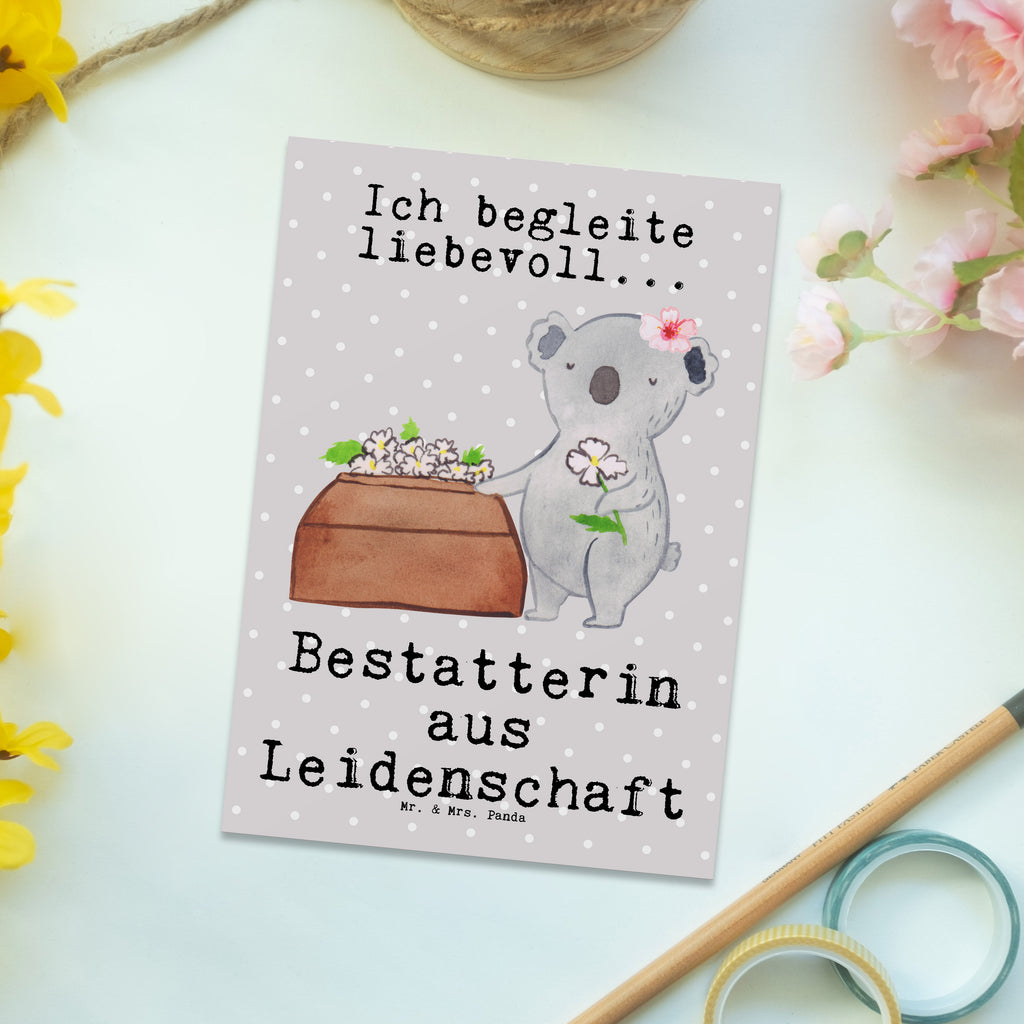 Postkarte Bestatterin aus Leidenschaft Geschenkkarte, Grußkarte, Karte, Einladung, Ansichtskarte, Geburtstagskarte, Einladungskarte, Beruf, Ausbildung, Jubiläum, Abschied, Rente, Kollege, Kollegin, Geschenk, Schenken, Arbeitskollege, Mitarbeiter, Firma, Danke, Dankeschön