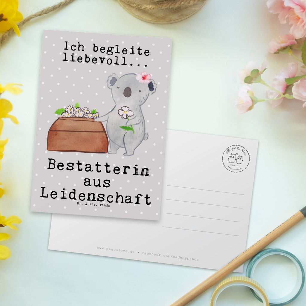 Postkarte Bestatterin aus Leidenschaft Geschenkkarte, Grußkarte, Karte, Einladung, Ansichtskarte, Geburtstagskarte, Einladungskarte, Beruf, Ausbildung, Jubiläum, Abschied, Rente, Kollege, Kollegin, Geschenk, Schenken, Arbeitskollege, Mitarbeiter, Firma, Danke, Dankeschön