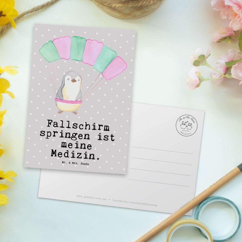 Postkarte Pinguin Fallschirm springen Medizin Geschenkkarte, Grußkarte, Karte, Einladung, Ansichtskarte, Geburtstagskarte, Einladungskarte, Dankeskarte, Geschenk, Sport, Sportart, Hobby, Schenken, Danke, Dankeschön, Auszeichnung, Gewinn, Sportler, Fallschirmspringen, Skydive, Fallschirmsprung, Tandemsprung, Fallschirmflug, Freifall, Erlebnisgeschenk, Adrenalinkick, Extreme Sport, Luftakrobatik, Adrenalinrausch, Parachute Jumping