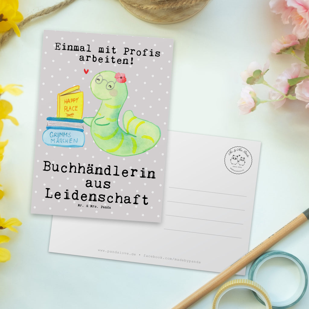 Postkarte Buchhändlerin aus Leidenschaft Geschenkkarte, Grußkarte, Karte, Einladung, Ansichtskarte, Geburtstagskarte, Einladungskarte, Dankeskarte, Beruf, Ausbildung, Jubiläum, Abschied, Rente, Kollege, Kollegin, Geschenk, Schenken, Arbeitskollege, Mitarbeiter, Firma, Danke, Dankeschön, Buchhändlerin, Buchhandlung, Buchverkäuferin, Bibliothekarin, Bücherwurm