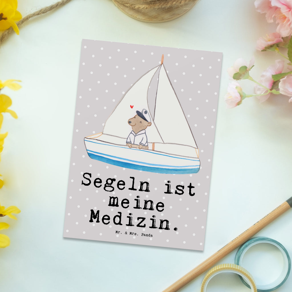 Postkarte Bär Segeln Medizin Geschenkkarte, Grußkarte, Karte, Einladung, Ansichtskarte, Geburtstagskarte, Einladungskarte, Dankeskarte, Geschenk, Sport, Sportart, Hobby, Schenken, Danke, Dankeschön, Auszeichnung, Gewinn, Sportler, segeln, Segeltörn, Segelboot, Segelschule, Yachtclub