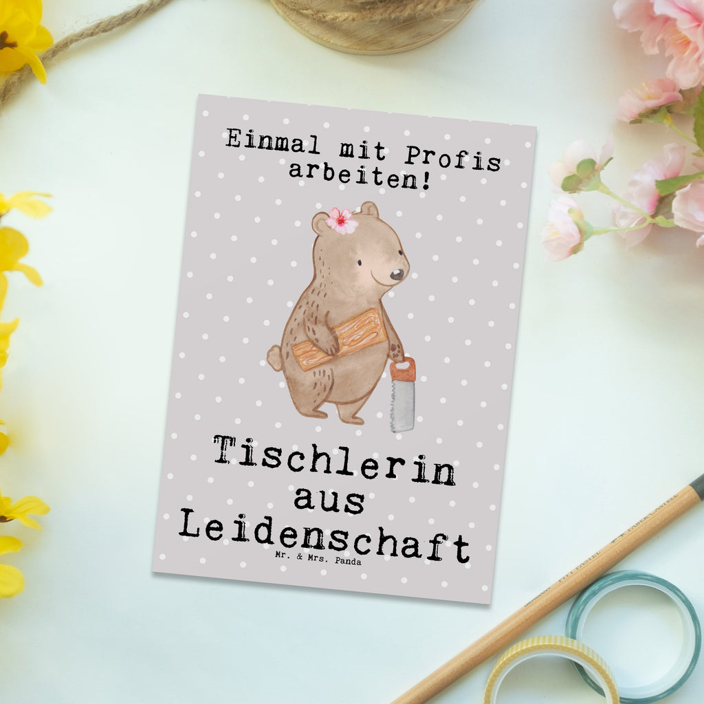 Postkarte Tischlerin aus Leidenschaft Geschenkkarte, Grußkarte, Karte, Einladung, Ansichtskarte, Geburtstagskarte, Einladungskarte, Dankeskarte, Beruf, Ausbildung, Jubiläum, Abschied, Rente, Kollege, Kollegin, Geschenk, Schenken, Arbeitskollege, Mitarbeiter, Firma, Danke, Dankeschön