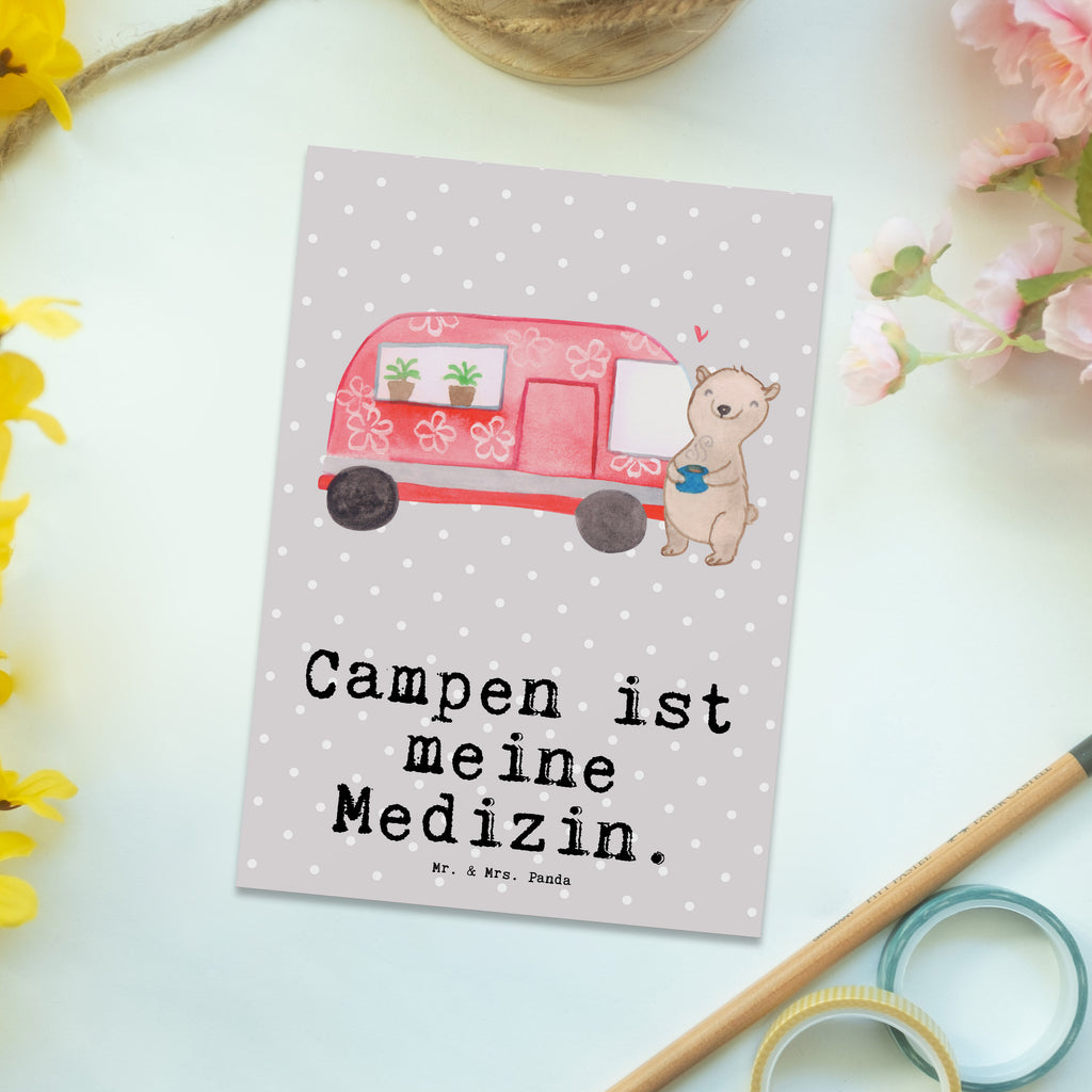 Postkarte Bär Camper Medizin Geschenkkarte, Grußkarte, Karte, Einladung, Ansichtskarte, Geburtstagskarte, Einladungskarte, Dankeskarte, Geschenk, Sport, Sportart, Hobby, Schenken, Danke, Dankeschön, Auszeichnung, Gewinn, Sportler, Camper, Campen, Zelten, Campingplatz, Wohnmobil, Roadtrip, Urlaub