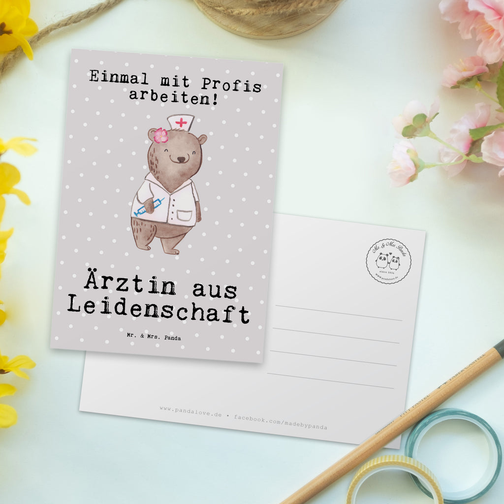 Postkarte Ärztin aus Leidenschaft Geschenkkarte, Grußkarte, Karte, Einladung, Ansichtskarte, Geburtstagskarte, Einladungskarte, Beruf, Ausbildung, Jubiläum, Abschied, Rente, Kollege, Kollegin, Geschenk, Schenken, Arbeitskollege, Mitarbeiter, Firma, Danke, Dankeschön, Ärztin, Hausärztin, Medizinerin, Doktorin, Medizinstudium, Doktortitel, Arztpraxis