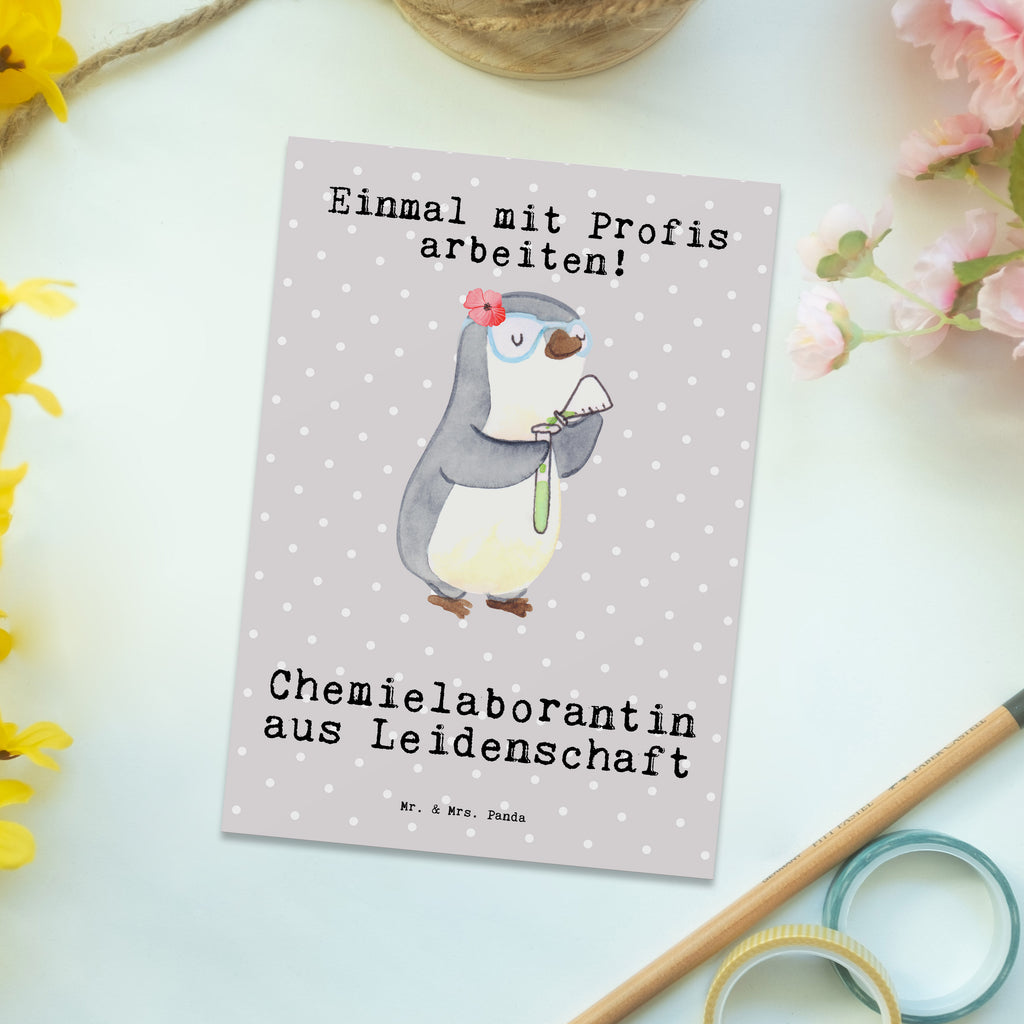 Postkarte Chemielaborantin aus Leidenschaft Geschenkkarte, Grußkarte, Karte, Einladung, Ansichtskarte, Geburtstagskarte, Einladungskarte, Dankeskarte, Beruf, Ausbildung, Jubiläum, Abschied, Rente, Kollege, Kollegin, Geschenk, Schenken, Arbeitskollege, Mitarbeiter, Firma, Danke, Dankeschön, Chemikerin, Chemielaborantin, Naturwissenschaftlerin, Labor, Studium, Forschung, Wissenschaftlerin