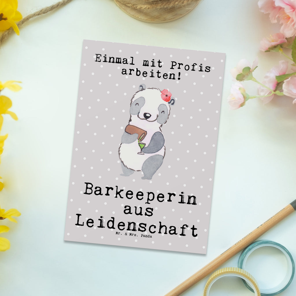 Postkarte Barkeeperin aus Leidenschaft Geschenkkarte, Grußkarte, Karte, Einladung, Ansichtskarte, Geburtstagskarte, Einladungskarte, Dankeskarte, Beruf, Ausbildung, Jubiläum, Abschied, Rente, Kollege, Kollegin, Geschenk, Schenken, Arbeitskollege, Mitarbeiter, Firma, Danke, Dankeschön, Barkeeperin, Barfrau, Bartender, Barbesitzerin, Kurs