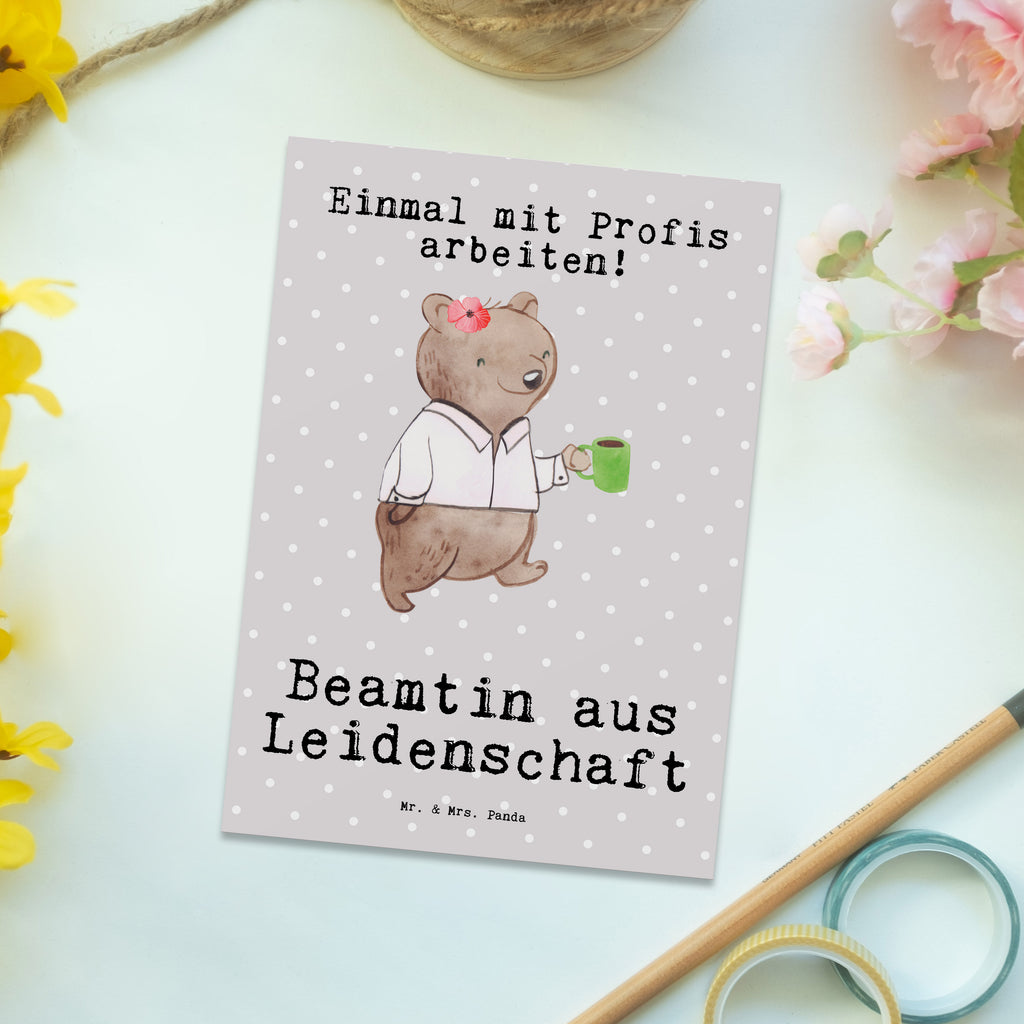 Postkarte Beamtin aus Leidenschaft Geschenkkarte, Grußkarte, Karte, Einladung, Ansichtskarte, Geburtstagskarte, Einladungskarte, Beruf, Ausbildung, Jubiläum, Abschied, Rente, Kollege, Kollegin, Geschenk, Schenken, Arbeitskollege, Mitarbeiter, Firma, Danke, Dankeschön, Beamte, Verbeamtung, Beamtentum, öffentlicher Dienst, Studium, Amt