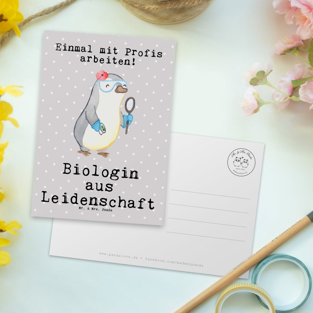 Postkarte Biologin aus Leidenschaft Geschenkkarte, Grußkarte, Karte, Einladung, Ansichtskarte, Geburtstagskarte, Einladungskarte, Beruf, Ausbildung, Jubiläum, Abschied, Rente, Kollege, Kollegin, Geschenk, Schenken, Arbeitskollege, Mitarbeiter, Firma, Danke, Dankeschön, Biologin, Biologie, Naturwissenschaftlerin, Labor, Studium, Bachelor, Master