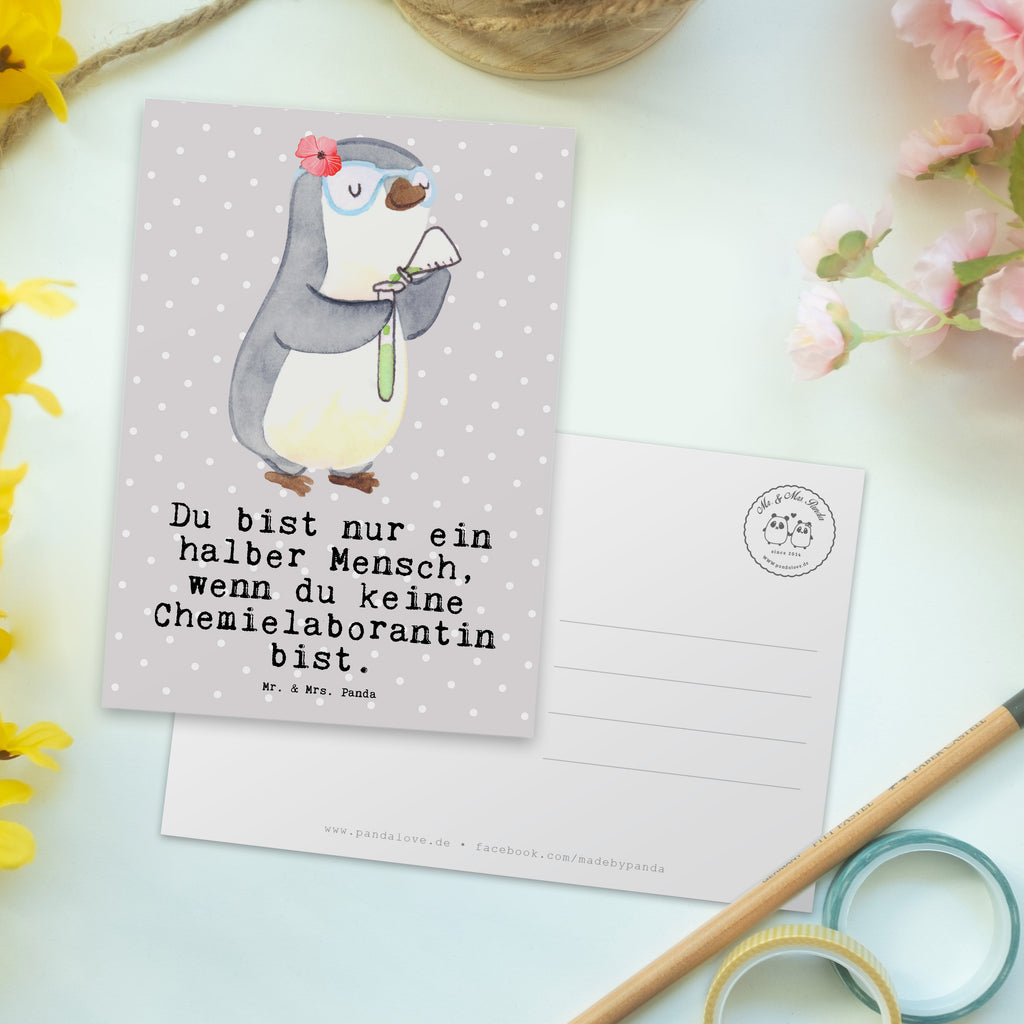 Postkarte Chemielaborantin mit Herz Geschenkkarte, Grußkarte, Karte, Einladung, Ansichtskarte, Geburtstagskarte, Einladungskarte, Beruf, Ausbildung, Jubiläum, Abschied, Rente, Kollege, Kollegin, Geschenk, Schenken, Arbeitskollege, Mitarbeiter, Firma, Danke, Dankeschön, Chemikerin, Chemielaborantin, Naturwissenschaftlerin, Labor, Studium, Forschung, Wissenschaftlerin
