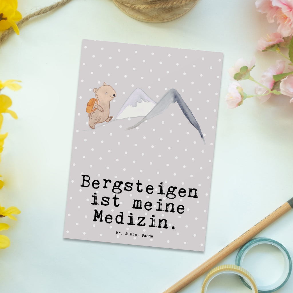 Postkarte Bär Bergsteigen Medizin Geschenkkarte, Grußkarte, Karte, Einladung, Ansichtskarte, Geburtstagskarte, Einladungskarte, Dankeskarte, Geschenk, Sport, Sportart, Hobby, Schenken, Danke, Dankeschön, Auszeichnung, Gewinn, Sportler, Bergsteigen, wandern, Bergsport, Trekking, Alpinismus, Alpinwandern