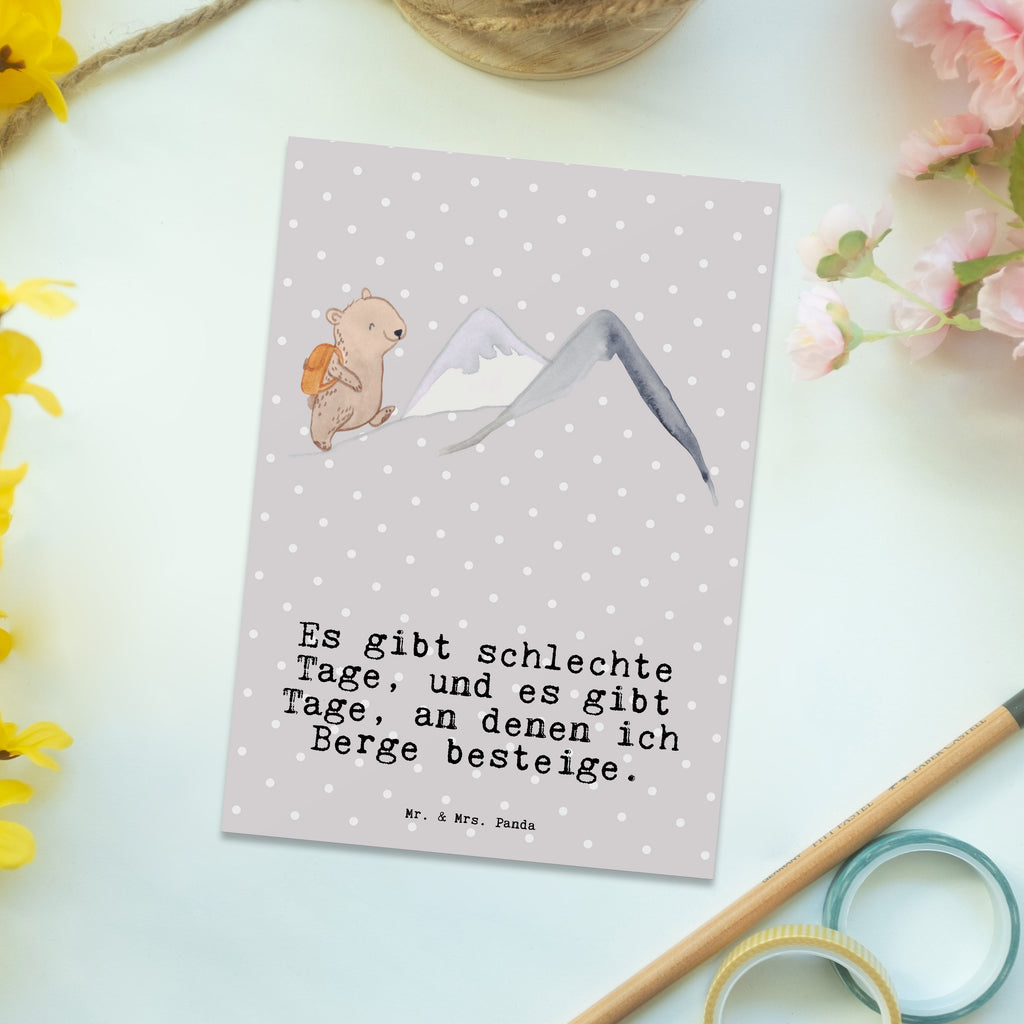 Postkarte Bär Bergsteigen Tage Geschenkkarte, Grußkarte, Karte, Einladung, Ansichtskarte, Geburtstagskarte, Einladungskarte, Dankeskarte, Geschenk, Sport, Sportart, Hobby, Schenken, Danke, Dankeschön, Auszeichnung, Gewinn, Sportler, Bergsteigen, wandern, Bergsport, Trekking, Alpinismus, Alpinwandern