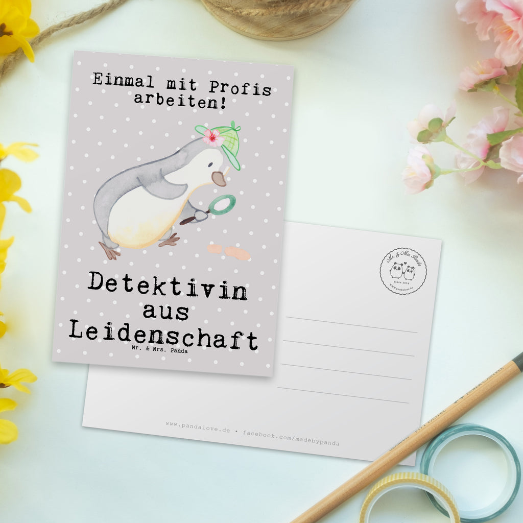 Postkarte Detektivin aus Leidenschaft Geschenkkarte, Grußkarte, Karte, Einladung, Ansichtskarte, Geburtstagskarte, Einladungskarte, Dankeskarte, Beruf, Ausbildung, Jubiläum, Abschied, Rente, Kollege, Kollegin, Geschenk, Schenken, Arbeitskollege, Mitarbeiter, Firma, Danke, Dankeschön, Detektivin, Ermittlerin, Agentin, Privatdetektei, Berufsdetektivin, Wirtschaftsdetektei, Detektivausbildung, Spurensuche