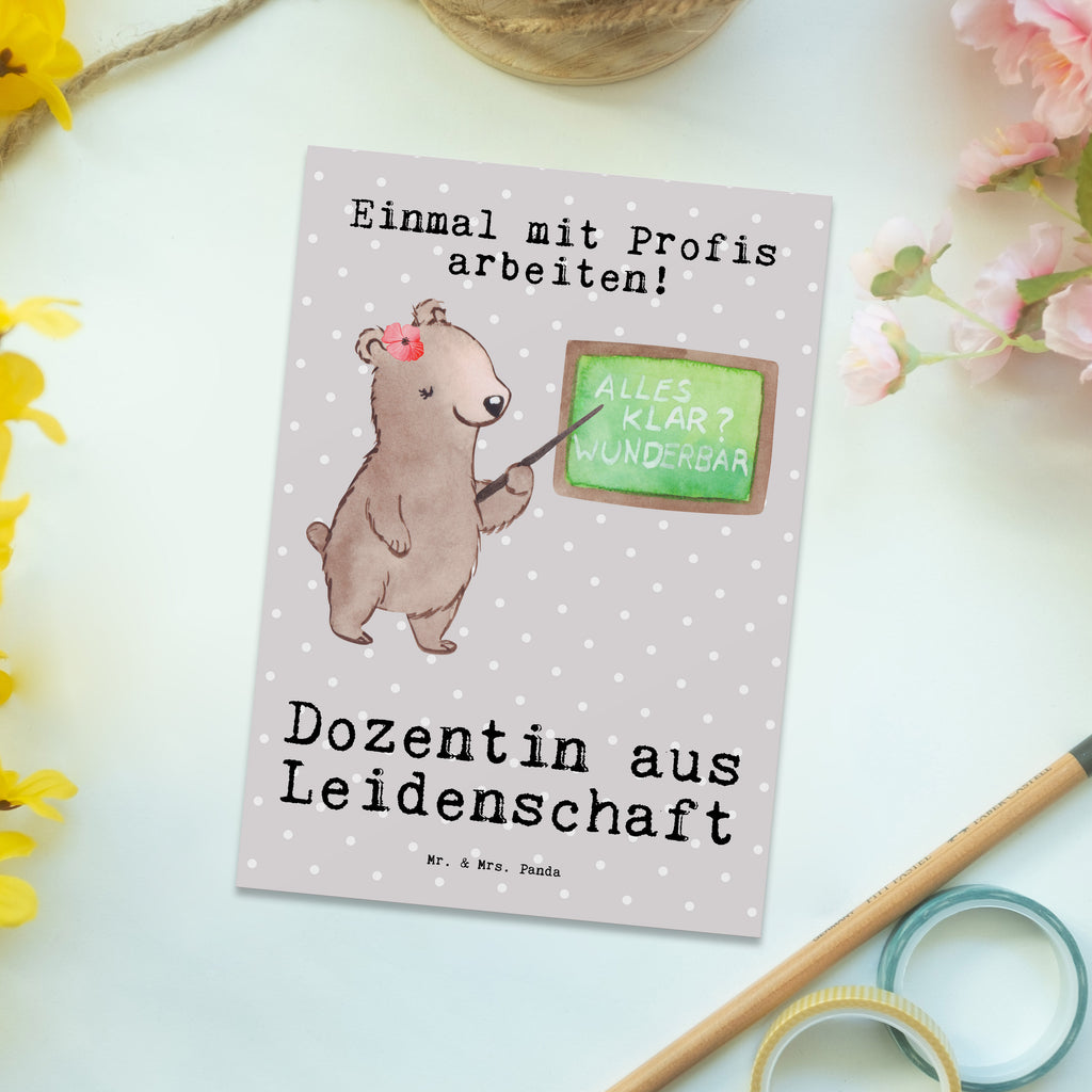 Postkarte Dozentin aus Leidenschaft Geschenkkarte, Grußkarte, Karte, Einladung, Ansichtskarte, Geburtstagskarte, Einladungskarte, Dankeskarte, Beruf, Ausbildung, Jubiläum, Abschied, Rente, Kollege, Kollegin, Geschenk, Schenken, Arbeitskollege, Mitarbeiter, Firma, Danke, Dankeschön, Dozentin, Professorin, Universität, Vorlesung, Tutorin, Akademikerin, Uni, Unterricht