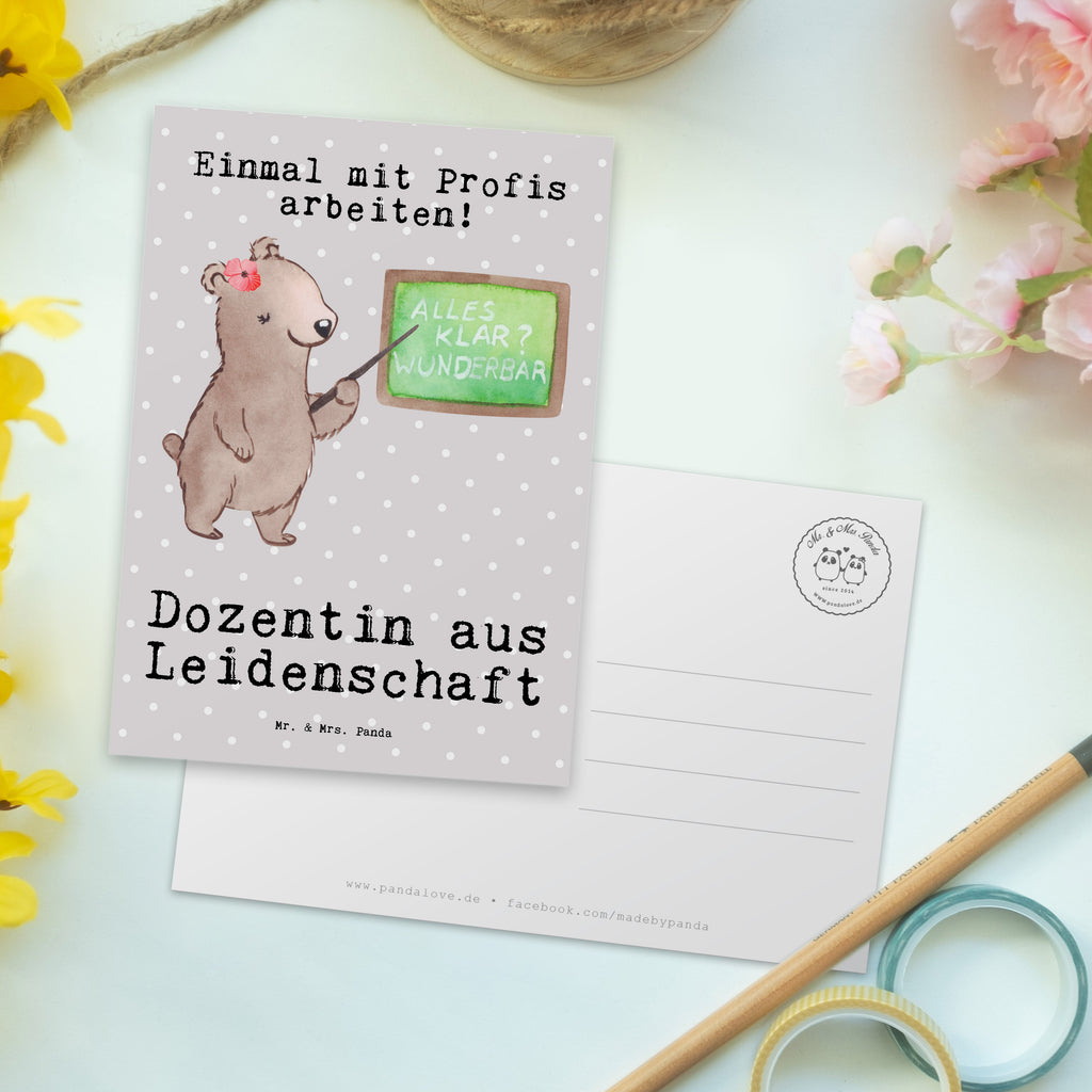 Postkarte Dozentin aus Leidenschaft Geschenkkarte, Grußkarte, Karte, Einladung, Ansichtskarte, Geburtstagskarte, Einladungskarte, Dankeskarte, Beruf, Ausbildung, Jubiläum, Abschied, Rente, Kollege, Kollegin, Geschenk, Schenken, Arbeitskollege, Mitarbeiter, Firma, Danke, Dankeschön, Dozentin, Professorin, Universität, Vorlesung, Tutorin, Akademikerin, Uni, Unterricht