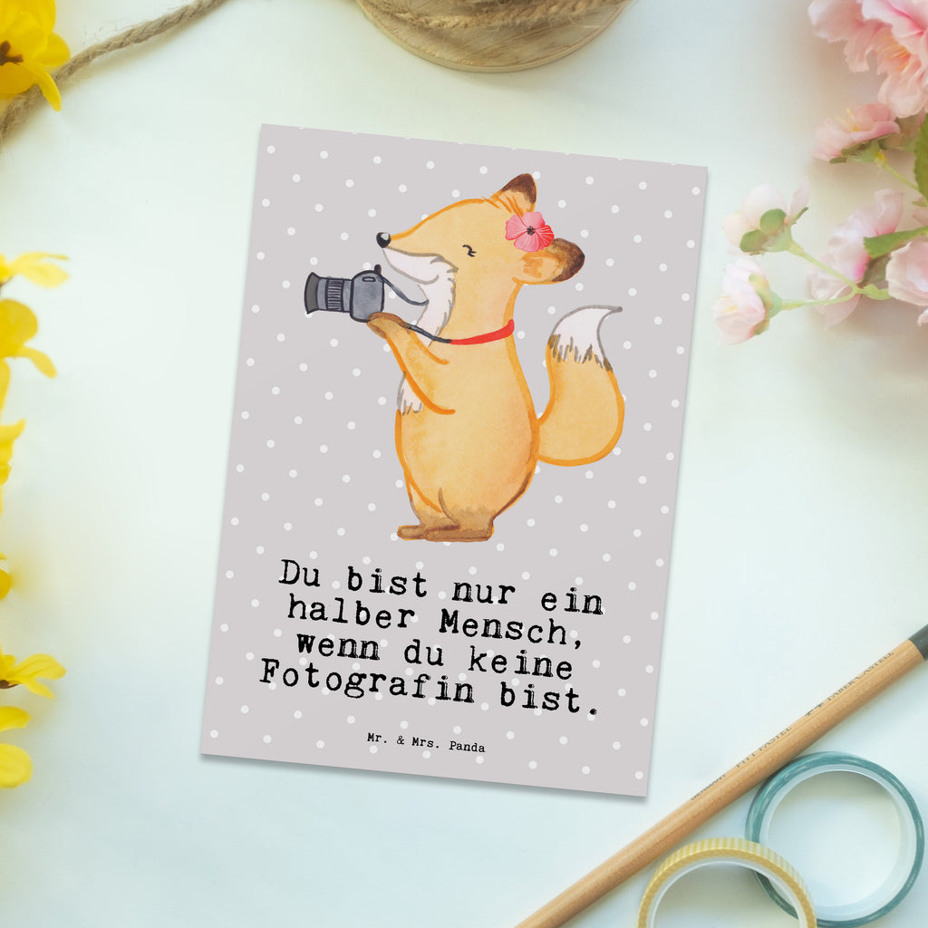 Postkarte Fotografin mit Herz Geschenkkarte, Grußkarte, Karte, Einladung, Ansichtskarte, Geburtstagskarte, Einladungskarte, Beruf, Ausbildung, Jubiläum, Abschied, Rente, Kollege, Kollegin, Geschenk, Schenken, Arbeitskollege, Mitarbeiter, Firma, Danke, Dankeschön, Fotografin, Fotoreporterin, Hobbyfotografin, Hochzeitsfotografin, Fotografie, Profi Fotografin