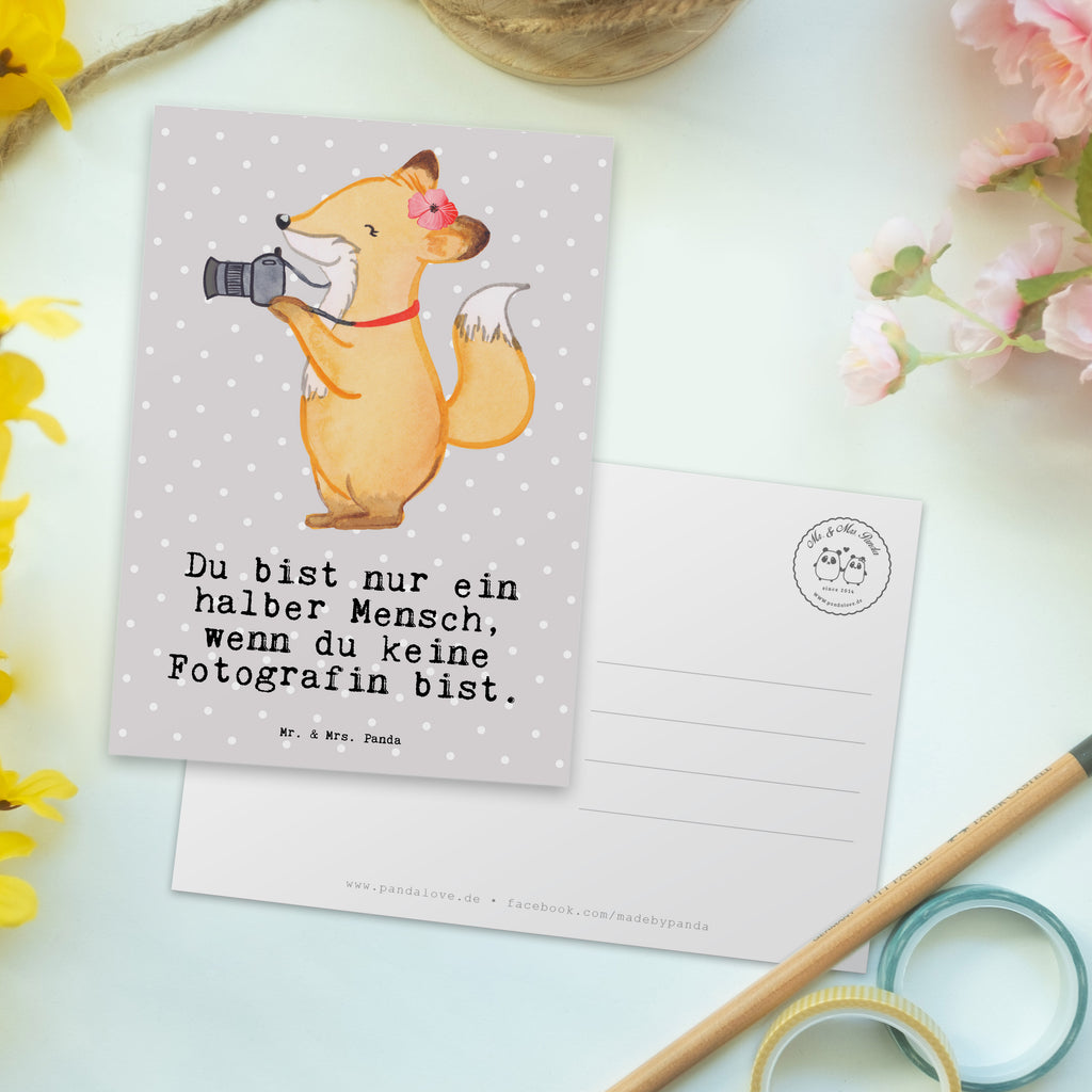 Postkarte Fotografin mit Herz Geschenkkarte, Grußkarte, Karte, Einladung, Ansichtskarte, Geburtstagskarte, Einladungskarte, Beruf, Ausbildung, Jubiläum, Abschied, Rente, Kollege, Kollegin, Geschenk, Schenken, Arbeitskollege, Mitarbeiter, Firma, Danke, Dankeschön, Fotografin, Fotoreporterin, Hobbyfotografin, Hochzeitsfotografin, Fotografie, Profi Fotografin