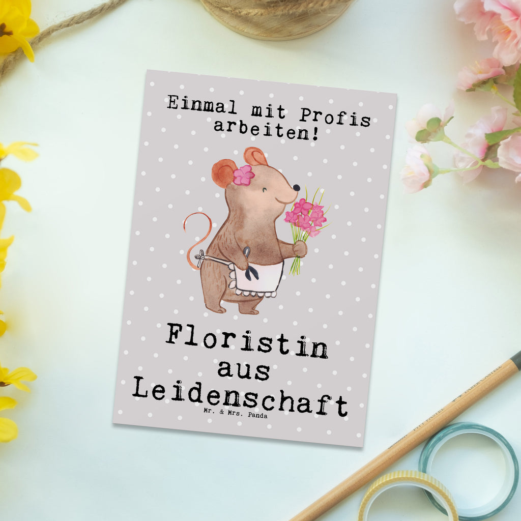 Postkarte Floristin aus Leidenschaft Geschenkkarte, Grußkarte, Karte, Einladung, Ansichtskarte, Geburtstagskarte, Einladungskarte, Dankeskarte, Beruf, Ausbildung, Jubiläum, Abschied, Rente, Kollege, Kollegin, Geschenk, Schenken, Arbeitskollege, Mitarbeiter, Firma, Danke, Dankeschön, Blumenhändlerin, Floristin, Blumenlanden, Blumenprofi