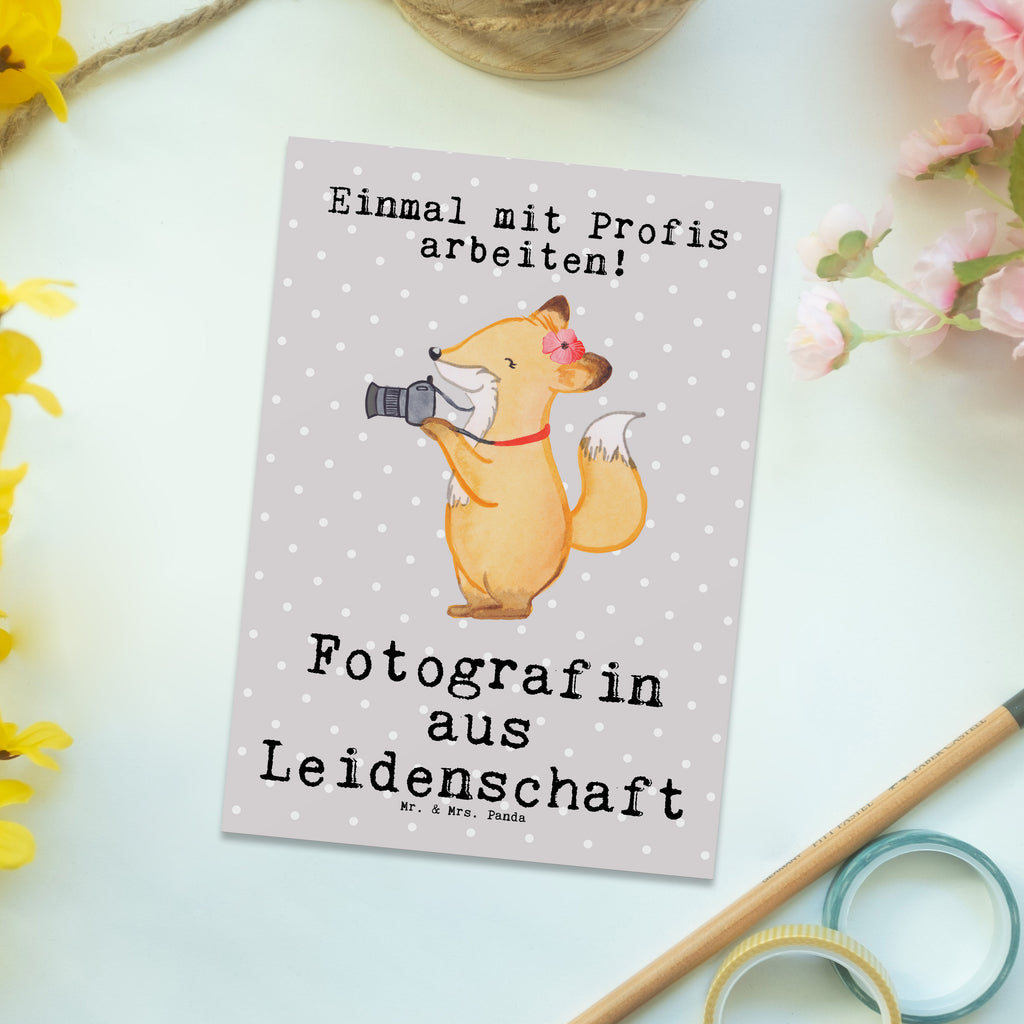 Postkarte Fotografin aus Leidenschaft Geschenkkarte, Grußkarte, Karte, Einladung, Ansichtskarte, Geburtstagskarte, Einladungskarte, Beruf, Ausbildung, Jubiläum, Abschied, Rente, Kollege, Kollegin, Geschenk, Schenken, Arbeitskollege, Mitarbeiter, Firma, Danke, Dankeschön, Fotografin, Fotoreporterin, Hobbyfotografin, Hochzeitsfotografin, Fotografie, Profi Fotografin
