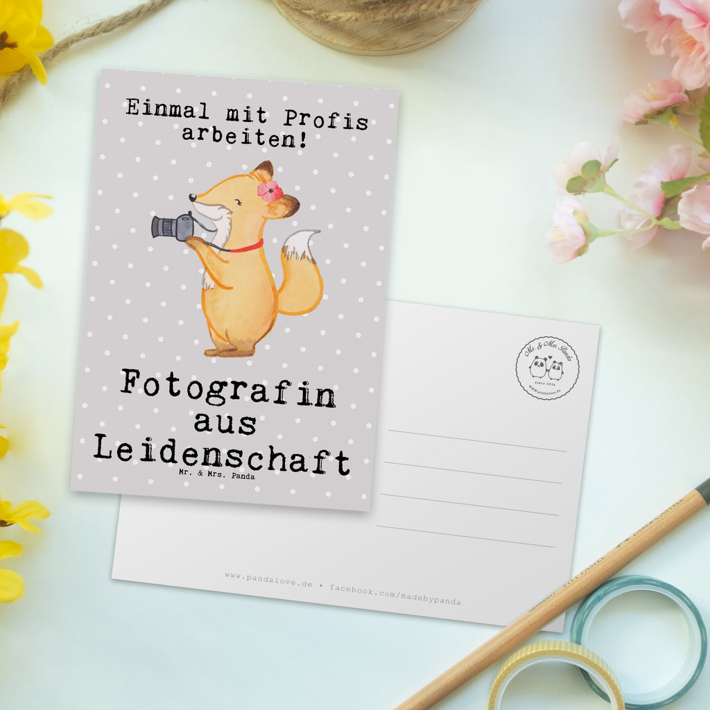 Postkarte Fotografin aus Leidenschaft Geschenkkarte, Grußkarte, Karte, Einladung, Ansichtskarte, Geburtstagskarte, Einladungskarte, Beruf, Ausbildung, Jubiläum, Abschied, Rente, Kollege, Kollegin, Geschenk, Schenken, Arbeitskollege, Mitarbeiter, Firma, Danke, Dankeschön, Fotografin, Fotoreporterin, Hobbyfotografin, Hochzeitsfotografin, Fotografie, Profi Fotografin