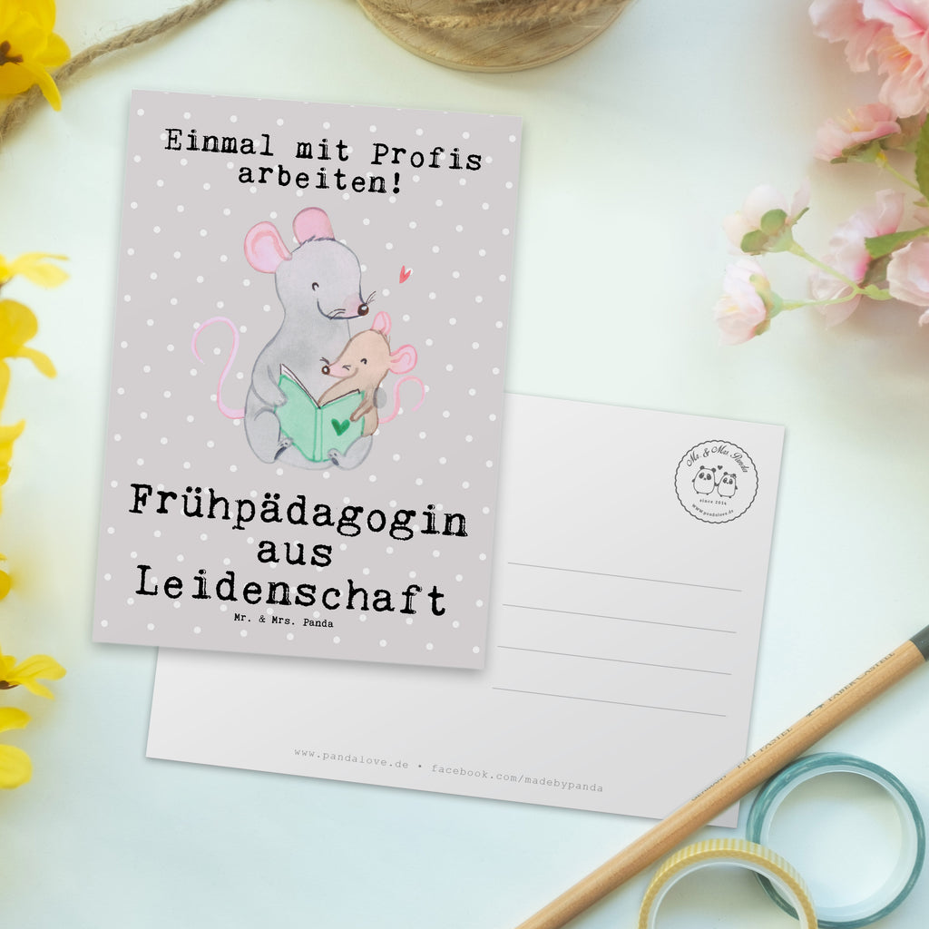 Postkarte Frühpädagogin aus Leidenschaft Geschenkkarte, Grußkarte, Karte, Einladung, Ansichtskarte, Geburtstagskarte, Einladungskarte, Beruf, Ausbildung, Jubiläum, Abschied, Rente, Kollege, Kollegin, Geschenk, Schenken, Arbeitskollege, Mitarbeiter, Firma, Danke, Dankeschön, Frühpädagogin, Frühpädagogik, Studium