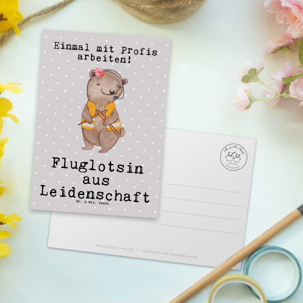 Postkarte Fluglotsin aus Leidenschaft Geschenkkarte, Grußkarte, Karte, Einladung, Ansichtskarte, Geburtstagskarte, Einladungskarte, Dankeskarte, Beruf, Ausbildung, Jubiläum, Abschied, Rente, Kollege, Kollegin, Geschenk, Schenken, Arbeitskollege, Mitarbeiter, Firma, Danke, Dankeschön, Fluglotsin, Flugverkehrsleiterin, Luftfahrtpersonal, Flugsicherung