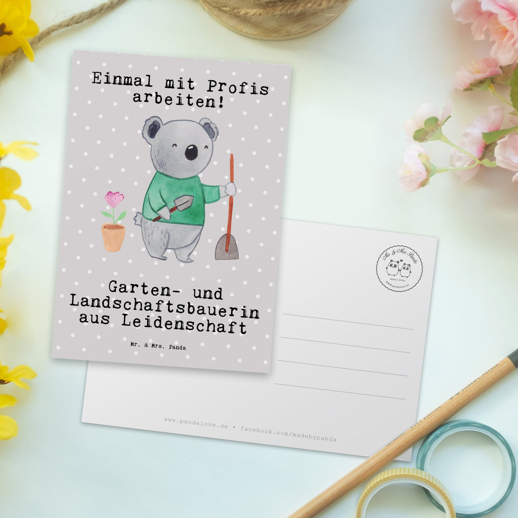 Postkarte Garten- und Landschaftsbauerin aus Leidenschaft Geschenkkarte, Grußkarte, Karte, Einladung, Ansichtskarte, Geburtstagskarte, Einladungskarte, Dankeskarte, Beruf, Ausbildung, Jubiläum, Abschied, Rente, Kollege, Kollegin, Geschenk, Schenken, Arbeitskollege, Mitarbeiter, Firma, Danke, Dankeschön, Gärtnerin, Gartenplaner, Gärtnerei, Gartenbau, Hobbygärtnerin, Garten- und Landschaftsbauerin