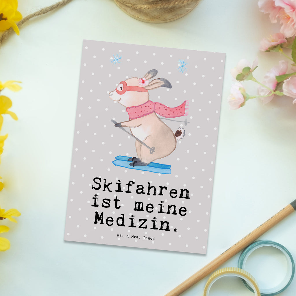 Postkarte Bär Skifahren Medizin Geschenkkarte, Grußkarte, Karte, Einladung, Ansichtskarte, Geburtstagskarte, Einladungskarte, Dankeskarte, Geschenk, Sport, Sportart, Hobby, Schenken, Danke, Dankeschön, Auszeichnung, Gewinn, Sportler, Ski fahren, Skifahren, Skisport, Skiwettbewerb, Skirennen