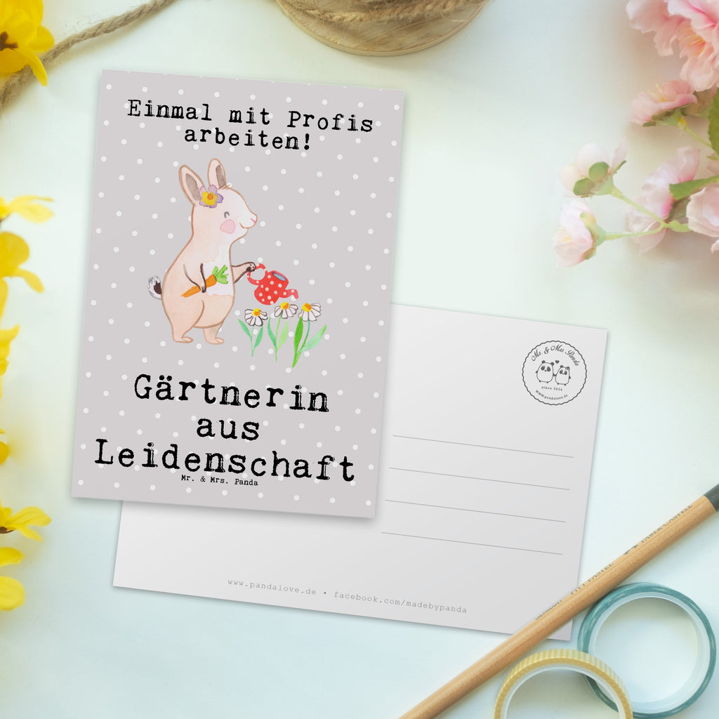 Postkarte Gärtnerin aus Leidenschaft Geschenkkarte, Grußkarte, Karte, Einladung, Ansichtskarte, Geburtstagskarte, Einladungskarte, Dankeskarte, Beruf, Ausbildung, Jubiläum, Abschied, Rente, Kollege, Kollegin, Geschenk, Schenken, Arbeitskollege, Mitarbeiter, Firma, Danke, Dankeschön, Gärtnerin, Gartenplaner, Gärtnerei, Gartenbau, Hobbygärtnerin, Garten- und Landschaftsbauerin